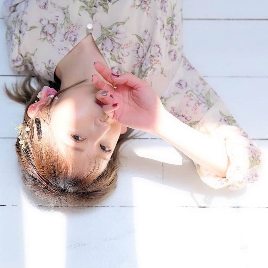井上麗夢のインスタグラム：「🌷  Threads 始めてみたよ！  Instagramの会社が始めた Twitterのような機能のアプリ！  写真は10枚までのせられて 文字は今の所500文字まで 長尺でも動画は載せられる 投稿がそのままストーリーズにシェアできるみたいだから後でやってみようかな！！  Twitter制限もでてきてるし どんな流れになるか全くよめないけど いっちょ始めてみますか！  Instagramのトップから ThreadsのIDが載ってるよー！ (さすが同じ会社だけあるね！)  ⁡ #Threads #Threads使い方 #Threads初心者 _ _ _ _ _ _ _ ⁡ ⁡ #맞팔　#데일리　#소통 #좋아요반사　#오오티디　	#패션 ⁡ #igers #tflers #ootd #fashion #hairstyle ⁡ #コーデ #ヘアアレンジ #撮影会 #撮影会モデル ⁡」