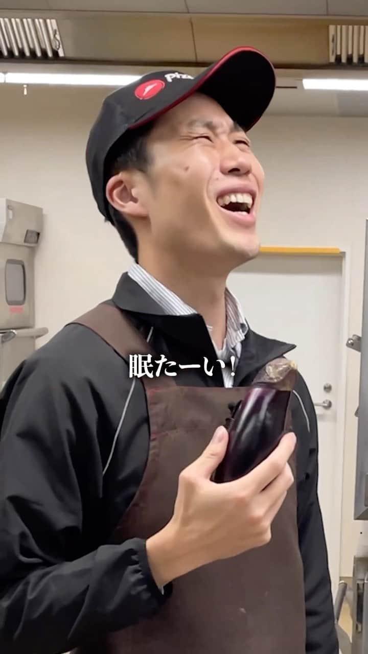 のインスタグラム：「あのエモうまいピザを作っていきたいと思いナス😏🍆  TikTokでは、色々なピザ作りにチャレンジ中🔥 TikTokアカウント【pizza_hut_japan】も、 フォローして応援してねっ💛  #ピザハット#デリバリー #宅配ピザ #復刻ピザ #復刻90s  #シシリア風ピザ」