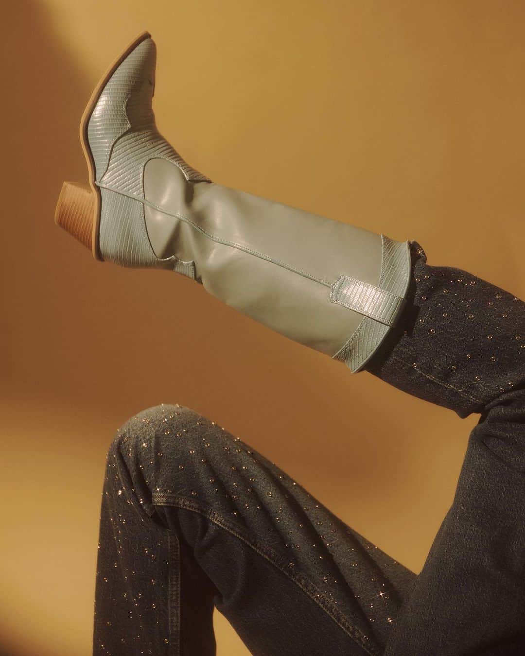 CASSELINIさんのインスタグラム写真 - (CASSELINIInstagram)「-2023 Autumn/Winter "MIX MATCH ROMANTICS"  western boots ¥14,300(inc.tax)  #Casselini #23AW #MIXMATCHROMANTICS #AutumnWinter #longboots #boots #shoes  Model Dona (BARK IN STYLe) @dona528  Photpgrapher Toshiaki Kitaoka (L MANAGEMENT) @toshiakikitaoka  Hair＆Make-up Rei Fukuoka (TRON management) @rei_fukuoka  Stylist Mana Kogiso (io) @kogisonofuku  Art direction KNAX @knax_official」7月6日 12時12分 - casselini_official
