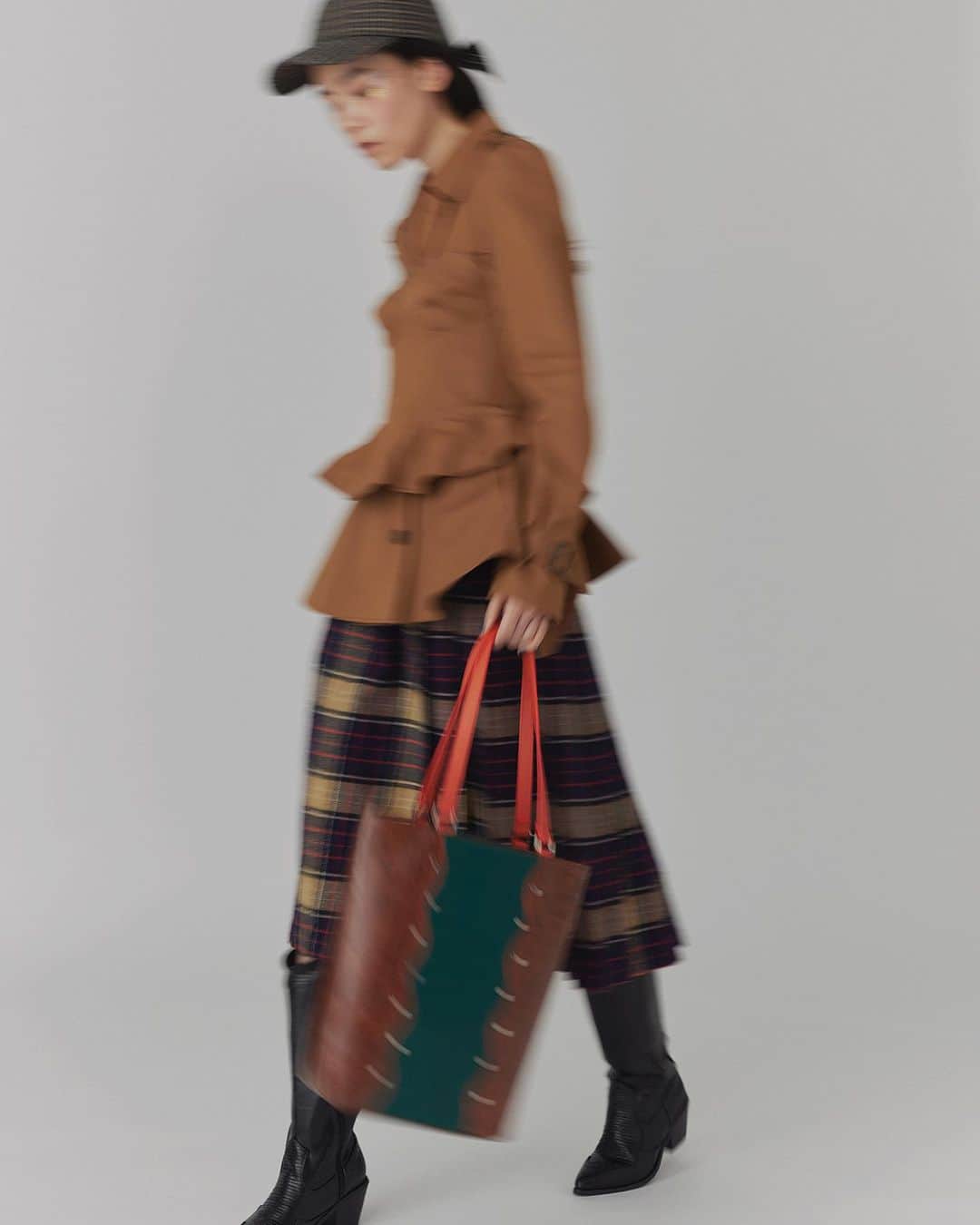 CASSELINIさんのインスタグラム写真 - (CASSELINIInstagram)「-2023 Autumn/Winter "MIX MATCH ROMANTICS"  3D motif pouch ¥4,950(inc.tax) wave studs tote bag ¥9,900(inc.tax) round handle bag ¥8,800(inc.tax)  #Casselini #23AW #MIXMATCHROMANTICS #AutumnWinter #pouch #bag #tote  Model Dona (BARK IN STYLe) @dona528  Photpgrapher Toshiaki Kitaoka (L MANAGEMENT) @toshiakikitaoka  Hair＆Make-up Rei Fukuoka (TRON management) @rei_fukuoka  Stylist Mana Kogiso (io) @kogisonofuku  Art direction KNAX @knax_official」7月6日 12時12分 - casselini_official