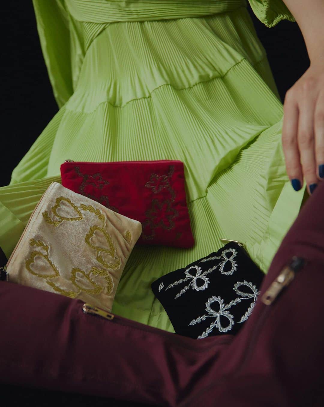 CASSELINIさんのインスタグラム写真 - (CASSELINIInstagram)「-2023 Autumn/Winter "MIX MATCH ROMANTICS"  scallop embroidery purse ¥8,800(inc.tax) scallop embroidery tote ¥6,600(inc.tax) scallop embroidery pouch ¥8,800(inc.tax)  #Casselini #23AW #MIXMATCHROMANTICS #AutumnWinter #purse #pouch #bag #tote  Model Dona (BARK IN STYLe) @dona528  Photpgrapher Toshiaki Kitaoka (L MANAGEMENT) @toshiakikitaoka  Hair＆Make-up Rei Fukuoka (TRON management) @rei_fukuoka  Stylist Mana Kogiso (io) @kogisonofuku  Art direction KNAX @knax_official」7月6日 12時12分 - casselini_official