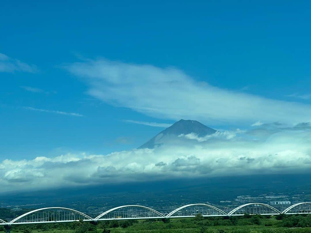 岩崎宏美さんのインスタグラム写真 - (岩崎宏美Instagram)「昨日のオーケストラの音色が、ずっと頭の中で響いています。 昨日は小雨で肌寒かった京都ですが、今朝は怖いくらいのお天気でした。 新幹線に乗れば楽しみは一つ‼️ 富士山🗻です。 ご褒美に見せていただけました。 ありがとうございます‼️ ヨシリンにもらった静岡のスタバで売ってる富士山ボトル それに渋谷にオープンした、おさるのジョージカフェのグッズです。 #京都市交響楽団の音色 #富士山 #おさるのジョージ #おさるのジョージの仲間ハンドリー」7月6日 12時13分 - hiromiiwasaki_official