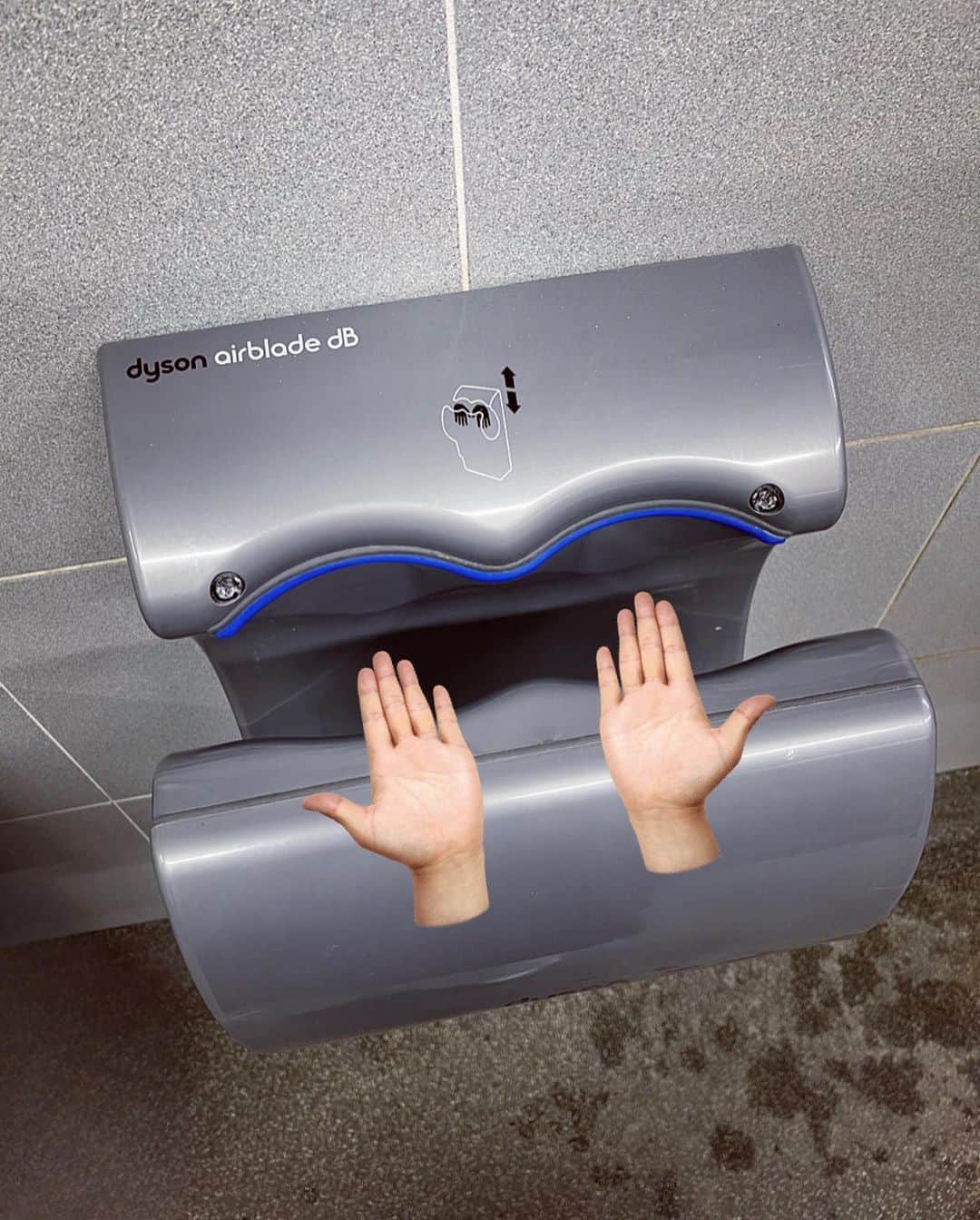 睦さんのインスタグラム写真 - (睦Instagram)「これ、 何だと思いますか？  先日、連れてってもらった コストコのお手洗いに 2台も設置されてた Dysonのハンドドライヤー🫱🌀  ものすごくパワフルで、 濡れた手が あっという間に 乾いてしまいました！  これだったら早いし、 ハンカチ要らず👍  次に使いたい人が 待ってないかな？ なんて気にしなくても 大丈夫な速さで乾きますっ🙆‍♀️  さすがDyson！  風の事ならお任せあれ！って 感じの商品でしたっ。  #dyson  #airblade  #ダイソン  #chiba  #ハンドドライヤー  #エアタオル  #発見  #先輩  #後輩  #お試し  #嬉しい  #ありがたい  #衛生的  #すぐ乾く  #コストコ  #costco  #お手洗い  #トイレ  #心遣い  #素敵  #ありがとうございます  #助かる  #強風  #パワフル  #ディズニーリゾート好きと繋がりたい  #lovot大好きな人と繋がりたい  #プーさん好きと繋がりたい  #モデル  #model  #睦」7月6日 12時13分 - mutsumi1220