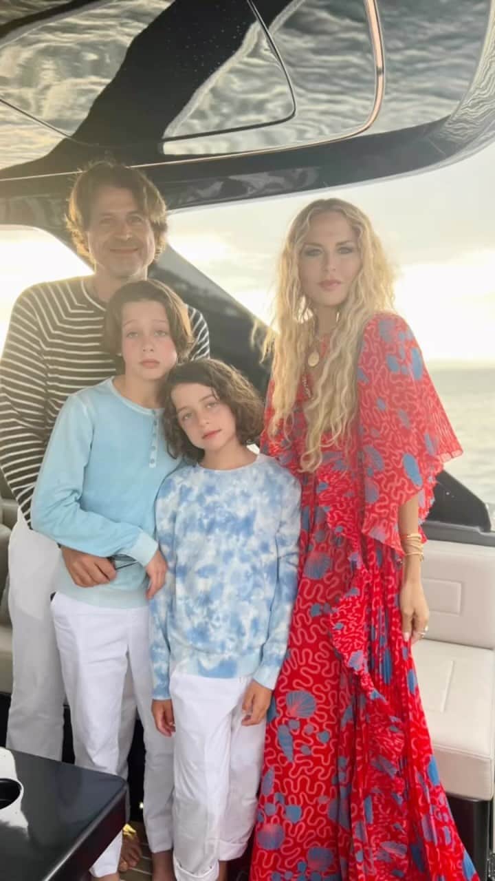 レイチェル・ゾーのインスタグラム：「Hoping everyone had a beautiful 4th of July filled with friends, laughs and love and perhaps a few to many 🥂 💃🍷❤️🤍💙 🇺🇸」