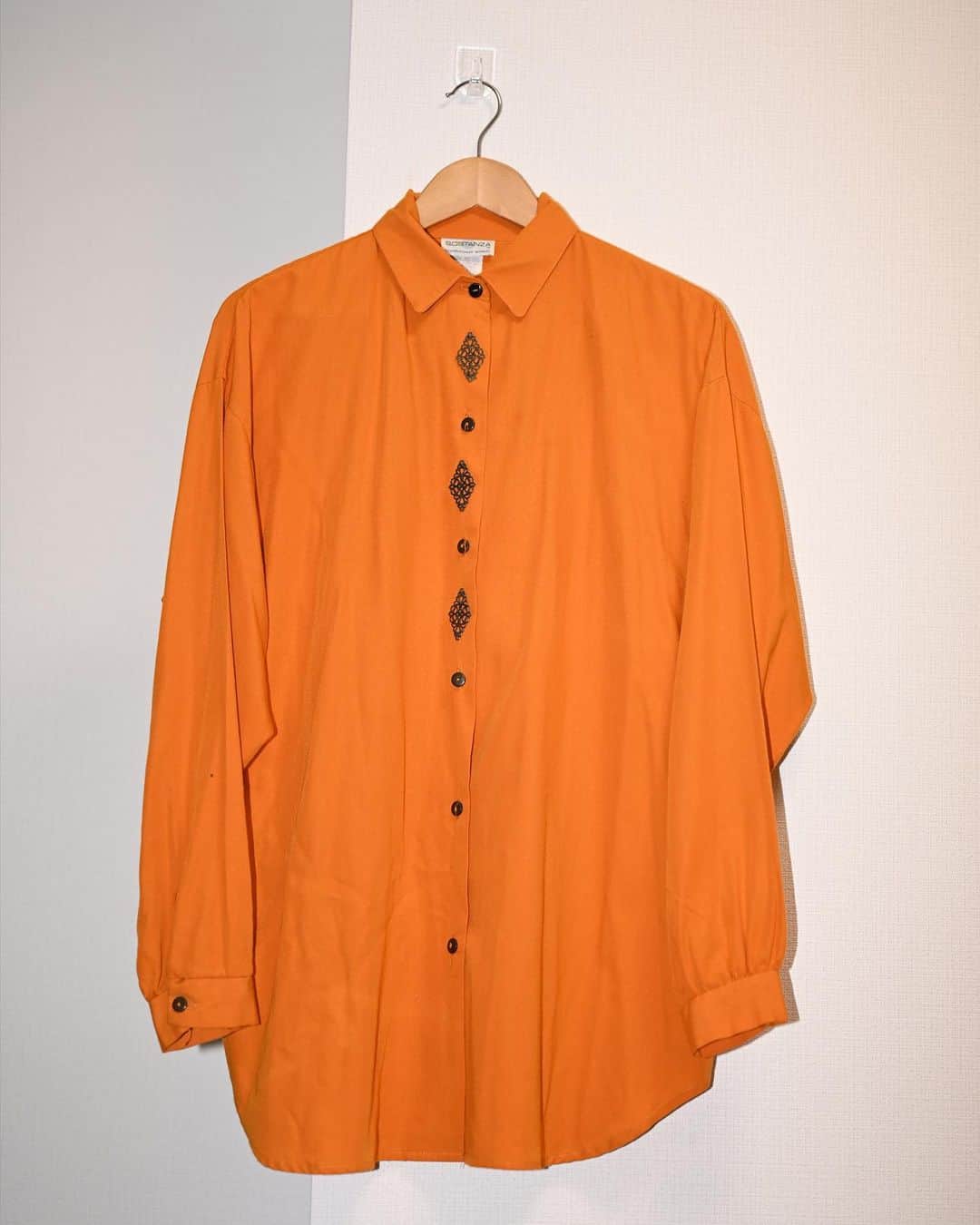 岩田華怜のインスタグラム：「#岩田華怜フリーマーケット 商品紹介⚡️  出品者 #岩田華怜 🌸 出品者コメント「このシャツは、原宿の古着屋さんで購入したものです！明るい色味とボタンのところの装飾にとても惹かれました。着やすく、シルエットも美しく見えます。ちょうどこのシャツを購入したタイミングでコロナが明けて、２つのオーディションにポンポンっと合格したのを覚えています😆私に取っての福の神です❤️‍🔥」  #岩田華怜 #渡邉聖斗 #橋本菜摘 #岡部雄馬 #デルフィー #スコーピウス #ローズ #クレイグ #フリーマーケット #舞台ハリポタ #舞台ハリーポッターと呪いの子 #harrypotterandthecursedchild⚡️#akb48 #akb #てれび戦士 #天才てれびくん #天才てれびくんmax #古着屋さん #古着 #原宿 #表参道 #原宿古着 #原宿古着屋巡り #ファッション #アパレル #コーディネート   【商品タグカラー】 岩田華怜→ピンク🌸 渡邉聖斗→黒🐾 橋本菜摘→緑🍀 岡部雄馬→オレンジ🍊」