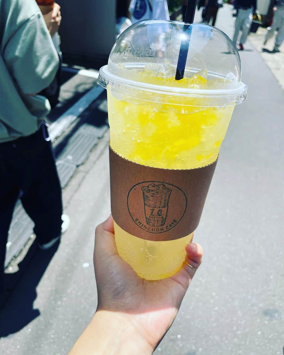 ギャル曽根のインスタグラム：「おっきすぎる。笑 1リットルのレモネード🍋 #おいし❤️」