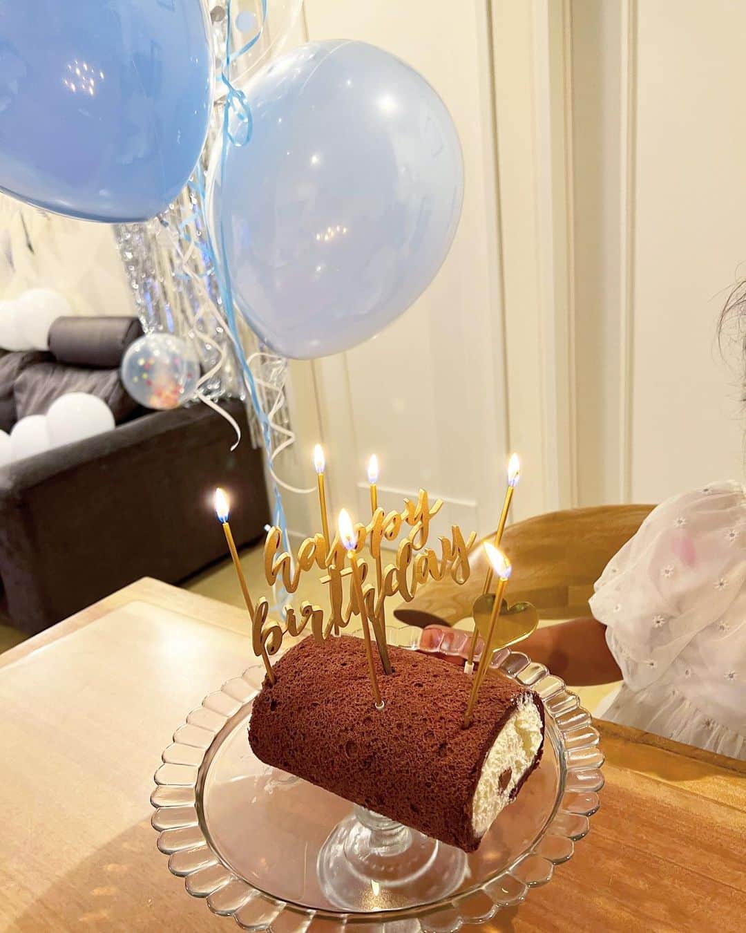 林香里のインスタグラム：「・ ・ ⒽⒶⓅⓅⓎ ⒷⒾⓇⓉⒽⒹⒶⓎ👧🏽🎂🎁🎉🎀  昨日で6歳になった娘┌iii┐⟡.· お誕生日当日は習い事の送迎でバタバタだったので 会いに来てくれたばぁばと家族皆んなで リクエストのチョコケーキにロウソク立てて プチ祝いをしました♩¨̮ cake topperは　@threem.official のもの⭐︎  プレゼントしてもらったmake setで 早速ド派手にセルフメイクして付け爪もして ギャルみたいな手になってたし本人はご満悦の 様子だったけど、ただただ面白すぎたー🤣w  いつも全力で何事も楽しみ前向きで底なしの 明るさ!!!家族に笑いを届けてくれる "天真爛漫"がぴったりな娘♡♡♡ 全てが愛おしいよ♡♡♡  週末は、また勢揃いしてお祝いかな😌🎂  #hbd#birthday#congratulations」