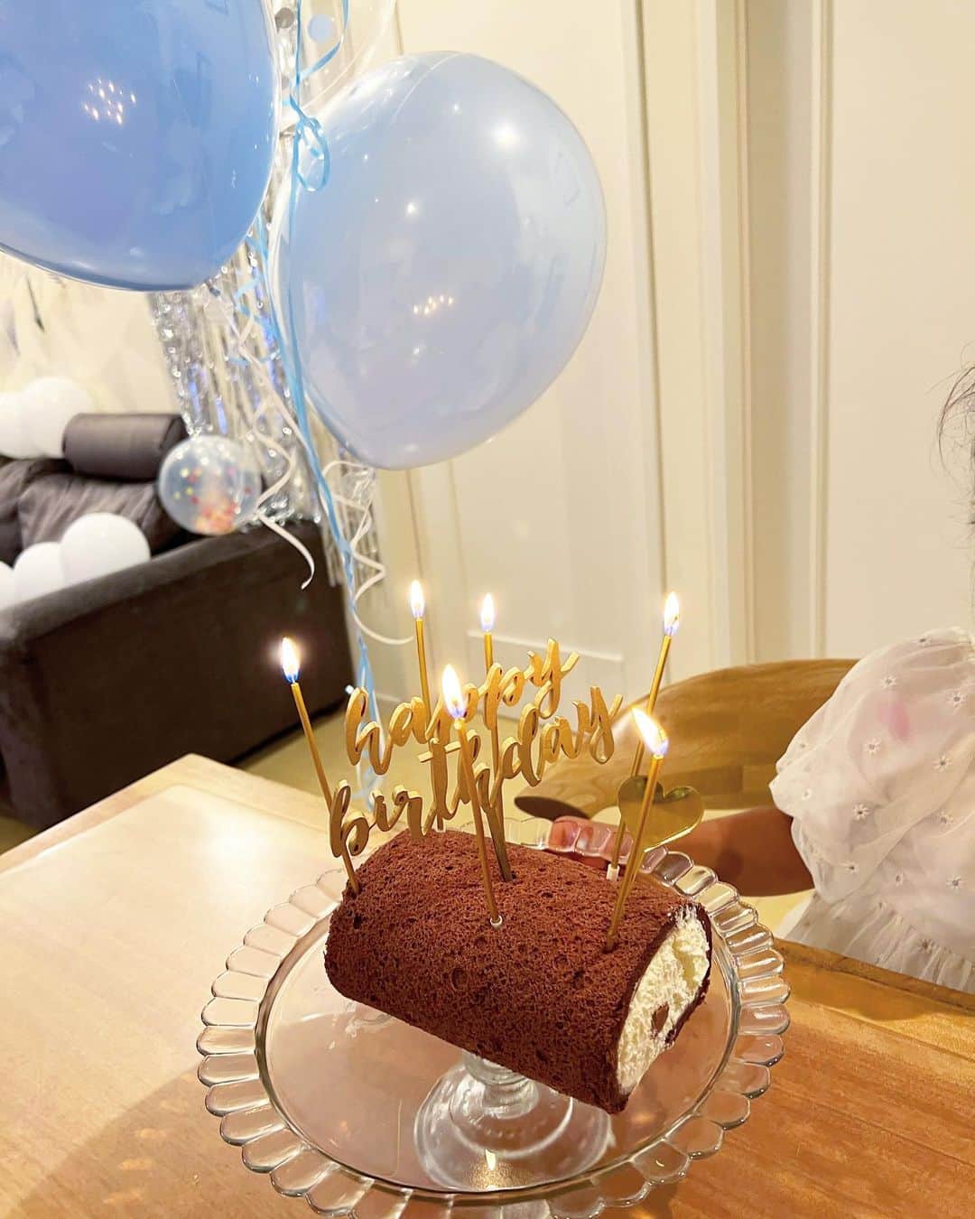 林香里さんのインスタグラム写真 - (林香里Instagram)「・ ・ ⒽⒶⓅⓅⓎ ⒷⒾⓇⓉⒽⒹⒶⓎ👧🏽🎂🎁🎉🎀  昨日で6歳になった娘┌iii┐⟡.· お誕生日当日は習い事の送迎でバタバタだったので 会いに来てくれたばぁばと家族皆んなで リクエストのチョコケーキにロウソク立てて プチ祝いをしました♩¨̮ cake topperは　@threem.official のもの⭐︎  プレゼントしてもらったmake setで 早速ド派手にセルフメイクして付け爪もして ギャルみたいな手になってたし本人はご満悦の 様子だったけど、ただただ面白すぎたー🤣w  いつも全力で何事も楽しみ前向きで底なしの 明るさ!!!家族に笑いを届けてくれる "天真爛漫"がぴったりな娘♡♡♡ 全てが愛おしいよ♡♡♡  週末は、また勢揃いしてお祝いかな😌🎂  #hbd#birthday#congratulations」7月6日 12時21分 - kaori_hayashi1203