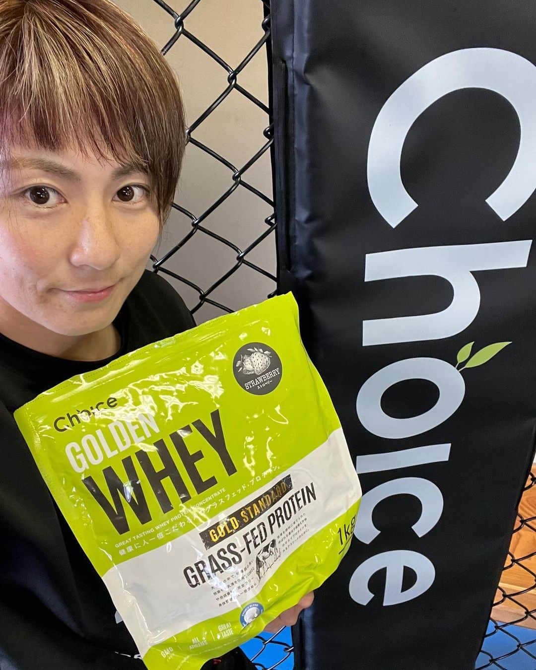 石岡沙織さんのインスタグラム写真 - (石岡沙織Instagram)「@choice.protein  長野支部ケージにも #choice 🙌 練習終わりはこれ‼️🍓 暑くなってきたから、氷一つと一緒にシェイクで振りまくって✨  #ゴールデンホエイ #チョイスプロテイン #グラスフェッドプロテイン」7月6日 23時15分 - saori_ishioka_mma