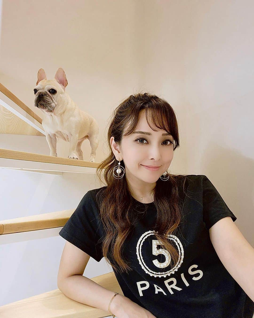 のインスタグラム：「我有一隻照片拍起來 氣勢不輸給獅子王的法鬥  這隻毛小孩很會讀空氣 這隻毛小孩可給她最佳公關獎（誰都撒嬌） 這隻毛小孩中日雙語 這隻毛小孩貪吃不挑食 這隻毛小孩最愛吃鹿肉（寵物溝通師告訴我的） 這隻毛小孩很愛跟屁蟲 這隻毛小孩時間到了自己回主臥房睡覺很獨立 這隻毛小孩帶給我好多的溫暖 這隻毛小孩已經九歲了 這隻毛小孩來到我的世界第3033天了  可可愛愛的Hana💓 有妳在真好   其實妳真的蠻像我的🤣🤣🤣  衣服： @laparisienne.me」