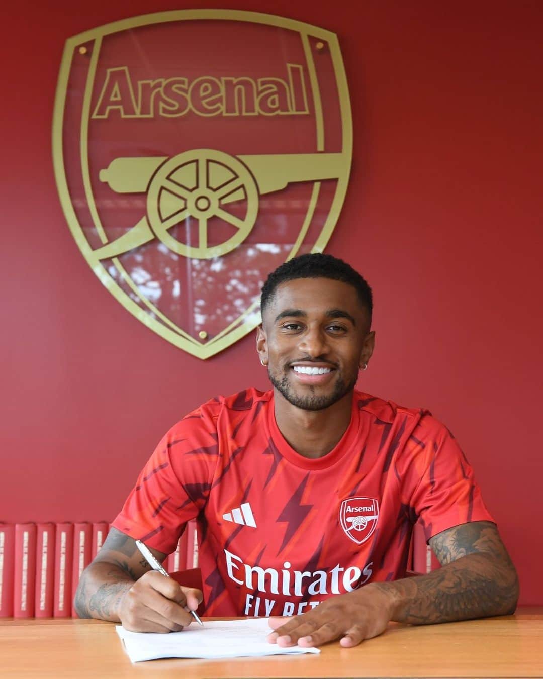 アーセナルFCさんのインスタグラム写真 - (アーセナルFCInstagram)「Reiss Nelson has signed a new long-term contract ✍️  The 23-year-old played a vital role last season, making 18 appearances in all competitions, scoring and assisting both three times, including his memorable late winner against Bournemouth in March.   Since joining us at the age of just eight-years-old, Reiss has progressed through our Academy, playing a key part at all age categories throughout his development.  Reiss’ senior debut was another memorable moment, as he picked up silverware coming on as a substitute in our 2017 FA Community Shield victory over Chelsea at Wembley Stadium. The following season saw Reiss rewarded with a new long-term contract, in a season where he gained valuable experience in the Bundesliga with Hoffenheim. During his time in Germany, our Academy graduate made 29 appearances for Hoffenheim, scoring seven goals and assisting once.  To gain further valuable experience in his development, Reiss joined Eredivisie side, Feyenoord on a season-long loan for the 2021/22 campaign. Our forward played 32 matches for the Dutch side, which included reaching the final of the UEFA Europa Conference League, where his side narrowly lost 1-0 to AS Roma. Reiss scored four goals and assisted seven times in all competitions for the Dutch team.  Sporting Director Edu said: “Reiss is still only 23-years-old but has already made a significant contribution to Arsenal for many years. He has gained good experience on loan, has come back and showed just how valuable he is to us. We are so happy to agree a new deal with Reiss, and we are proud that he is another young player who has developed through our Academy into our first team.”  Mikel Arteta added: “Reiss is a player I have admired since the first day I was here. He has tremendous ability and is such an exciting offensive talent. Reiss knows how important he is to our squad with the quality he has. It’s great that Reiss has committed his future to us - he knows this club so well, he grew up here and we look forward to enjoying many more good moments with him.”  Reiss’ new contract is subject to the completion of regulatory processes.」7月6日 23時20分 - arsenal