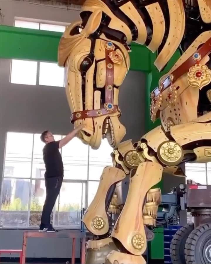 StreetArtGlobeのインスタグラム：「Enormous moving sculptures 🐎🐉  With BetopX/Douyin」