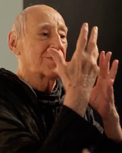 ELLE Brasilのインスタグラム：「Morre Zé Celso, nesta quinta-feira, 6.7, aos 86 anos de idade. Pilar da dramaturgia nacional, José Celso Martinez Corrêa estava internado no Hospital das Clínicas, após sofrer graves queimaduras provocadas por um incêndio em seu apartamento em São Paulo. Diretor e líder do anárquico @oficinauzynauzona, ele influenciou gerações e foi uma das vozes mais provocativas dos palcos nacionais. Entre seus espetáculos mais conhecidos estão O rei da vela (1967), sobre um agiota que explora a miséria do povo, texto escrito por Oswald de Andrade na década de 1930. A montagem, adaptada como filme em 1982, por Zé Celso, colocou o encenador como o grande representante da Tropicália no teatro. Em 1968, dirigiu, no Rio de Janeiro, Roda Viva, texto de Chico Buarque, sobre a vida de um ídolo da canção popular manipulado pela indústria fonográfica. Na encenação, os atores provocam a plateia fisicamente, algo que se repetiria em espetáculos do Oficina. Entre as montagens marcantes do grupo estão Hamlet, Os sertões, As Bacantes e Pequenos burgueses. Para esta ELLE Brasil, Zé Celso estrelou como capa na edição de dezembro de 2017 (incorporando O Grito, de Edvard Munch) e voltou às nossas páginas no #Volume3 impresso, em 2021, com clique de @bobwolfenson. Toda a equipe da ELLE Brasil lamenta profundamente essa perda e sentirá saudades. (Foto 2 e 3: @marcio.simnch; foto 4: @bobwolfenson)」