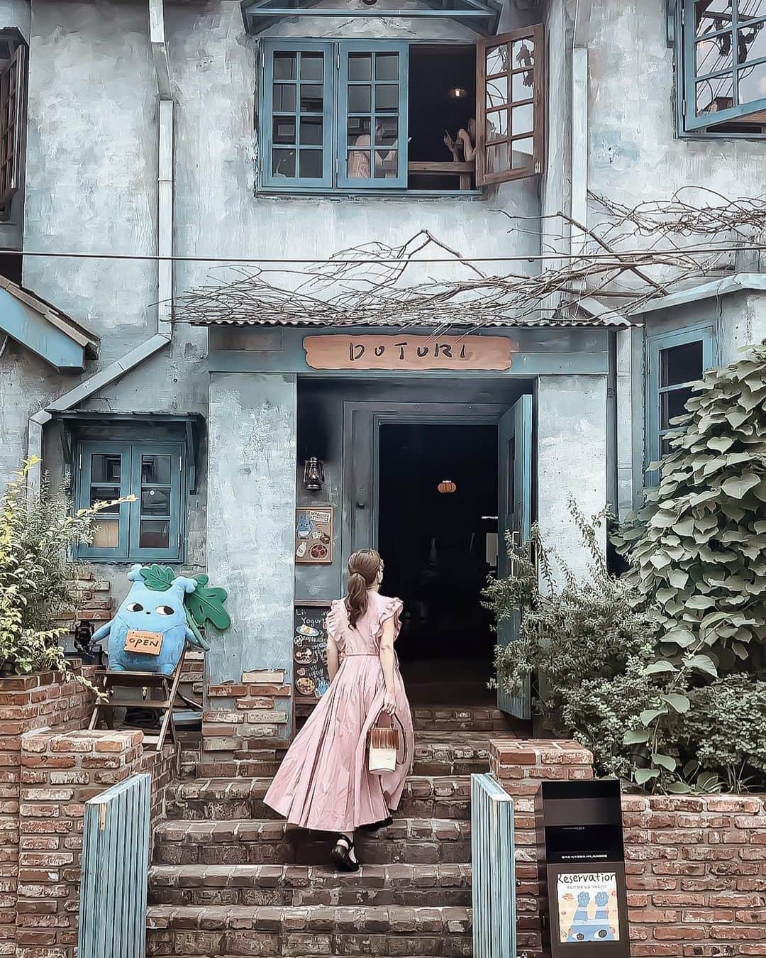 Yukicoさんのインスタグラム写真 - (YukicoInstagram)「‥  𝐃𝐎𝐓𝐎𝐑𝐈(도토리) 憧れてたどんぐりカフェ🫶🏻 いちばん食べたかったものが ここにありました🤍  <도토리가든 안국> 오8시오픈, 9시 베이커리세팅 주소: 종로구 계동길 19-8 주차: 현대건설 유료주차장 이용가능 키즈존, 애견동반가능, 예약불가 <도토리 신용산> 오픈: 9시오픈, 10시 베이커리세팅 주소: 용산구 한강대로52길 25-6 주차: 삼각지역 공용주차장 이용가능 키즈존, 애견동반가능, 예약불가  @yukicolifecom  ‥‥‥‥‥‥‥‥‥‥‥‥‥‥‥‥‥‥‥‥‥‥‥ 𝐃𝐎𝐓𝐎𝐑𝐈(도토리) @dotori__seoul  ソウル特別市 龍山区 漢江路1街 227 (서울특별시 용산구 한강로1가 227)  [道路名住所] ソウル特別市 龍山区 漢江大路52キル 25-6  (서울특별시 용산구 한강대로52길 25-6 )  #도토리  #dotori  #도토리가든  #도토리카페  #greekyogurt  #요거트  #seoulcafe  #용산 #ソウルカフェ #韓国カフェ #安国カフェ  #安国 #카페　 #카페스타그램 #yukicoinseoul」7月6日 21時55分 - yukicolifecom