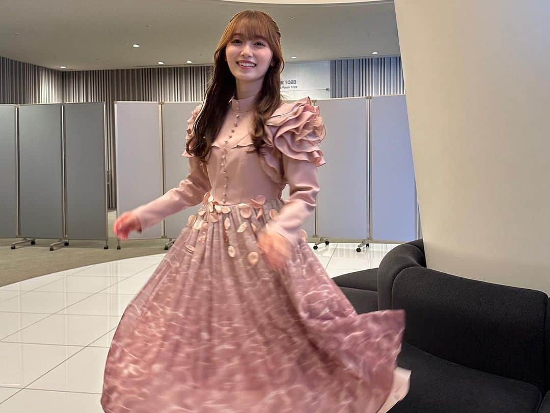 守屋麗奈さんのインスタグラム写真 - (守屋麗奈Instagram)「♡ THE MUSIC DAYさんに出演させていただいた時に桜月のお衣装をまた着ることができて嬉しかったです🌸  このくすみピンクが大好き♡  #櫻坂46  #sakurazaka46  #renagram  #衣装 #くすみピンク #themusicday」7月6日 21時48分 - rena_moriya_official