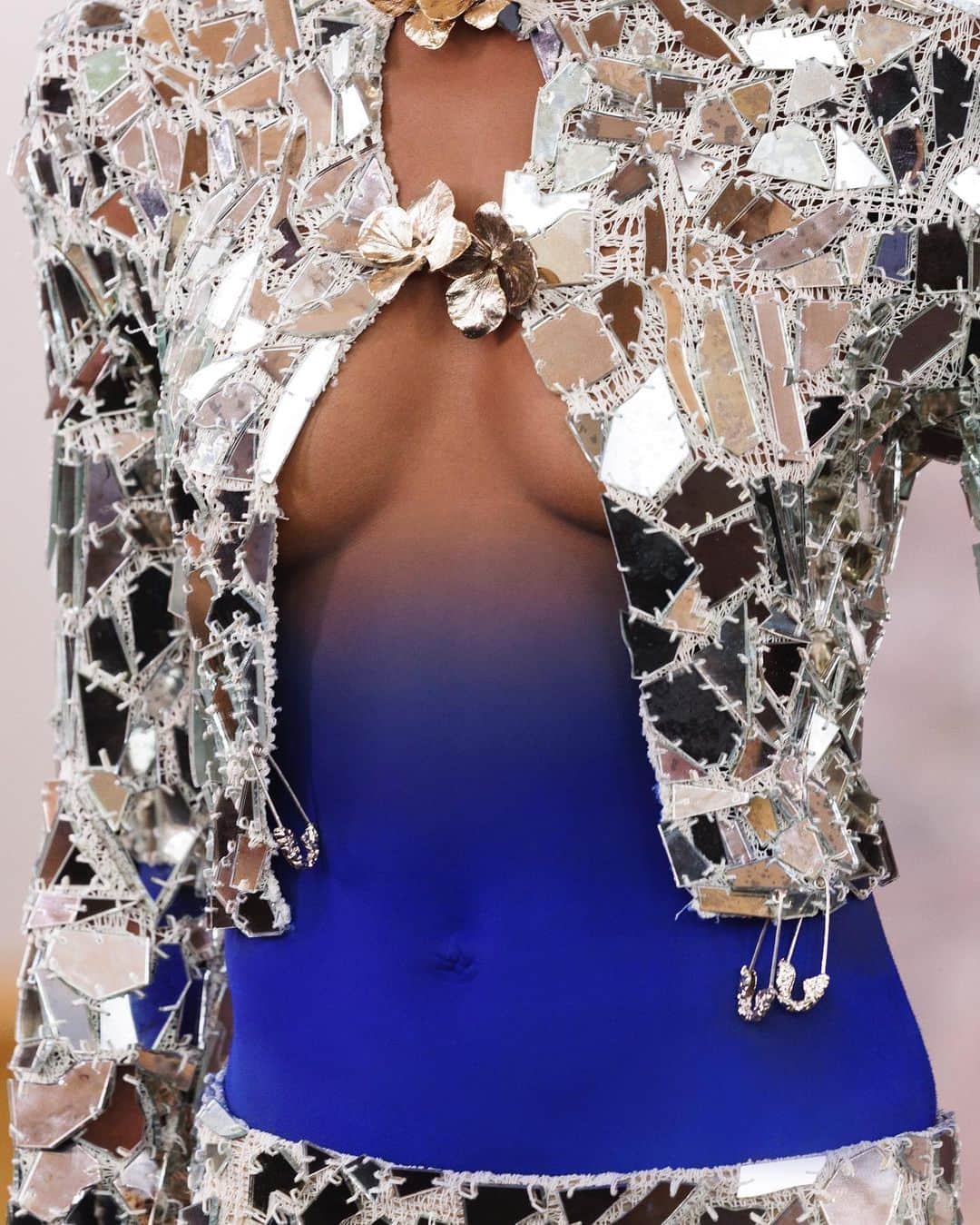 スキャパレリさんのインスタグラム写真 - (スキャパレリInstagram)「Details of the @schiaparelli Haute Couture Fall/Winter 2023-2024 by @danielroseberry  #Schiaparelli」7月6日 21時49分 - schiaparelli