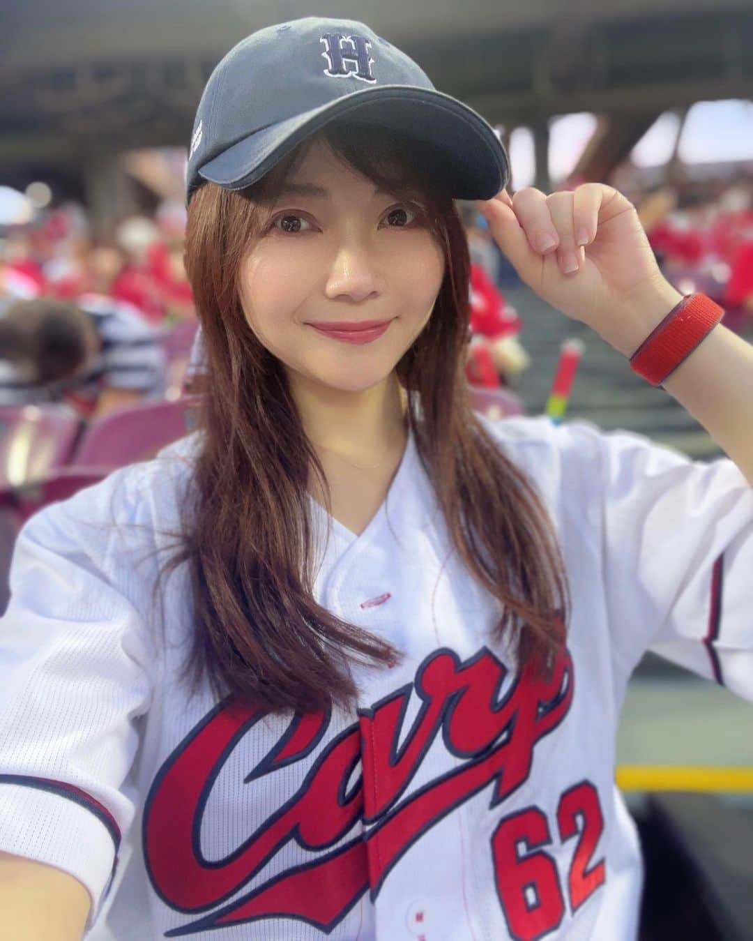 大井智保子のインスタグラム：「首位🐯に2勝1敗で勝ち越し👏  こいほーーー🎏  野村投手復活勝利すばらしかったです👏  新ユニ #62 おろして勝ててよかったー‼️  #推し変 しました♡  #こいほー #カープ #carp #阪神戦 #勝ち越し #マツダスタジアム #ユニフォーム #ユニ女子 #カープ女子 #野球女子 #プロ野球女子 #野球観戦 #カープ観戦」