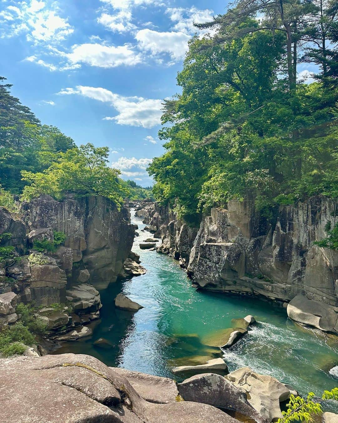 加藤早和子のインスタグラム：「.  🍡⛰️🌳  天気良かった日と念願のお団子を食べられた日🌞  . . #岩手 #一関 #厳美渓 #空飛ぶだんご #だんご  #休日 #ドライブ #時差投稿」