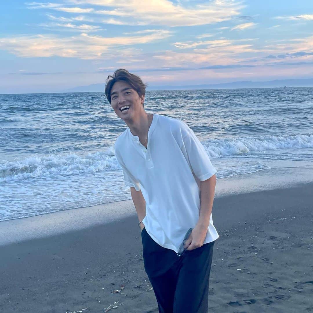 のインスタグラム：「今年も１つ歳を重ねることができました🌈 今日は朝から家族ラインで写真が送られてきて昔を思い出してた👶🏽 家族からたくさんの愛情をもらってきて今があるよ！ お父さん、お母さん、お兄ちゃんありがとう！ 俺も新しい家族にみんなからもらった愛情を注ぎたいと思うよ☺️ そして今年も大好きな海でゆっくり過ごせて嬉しい🥹 #mybirthday #38」