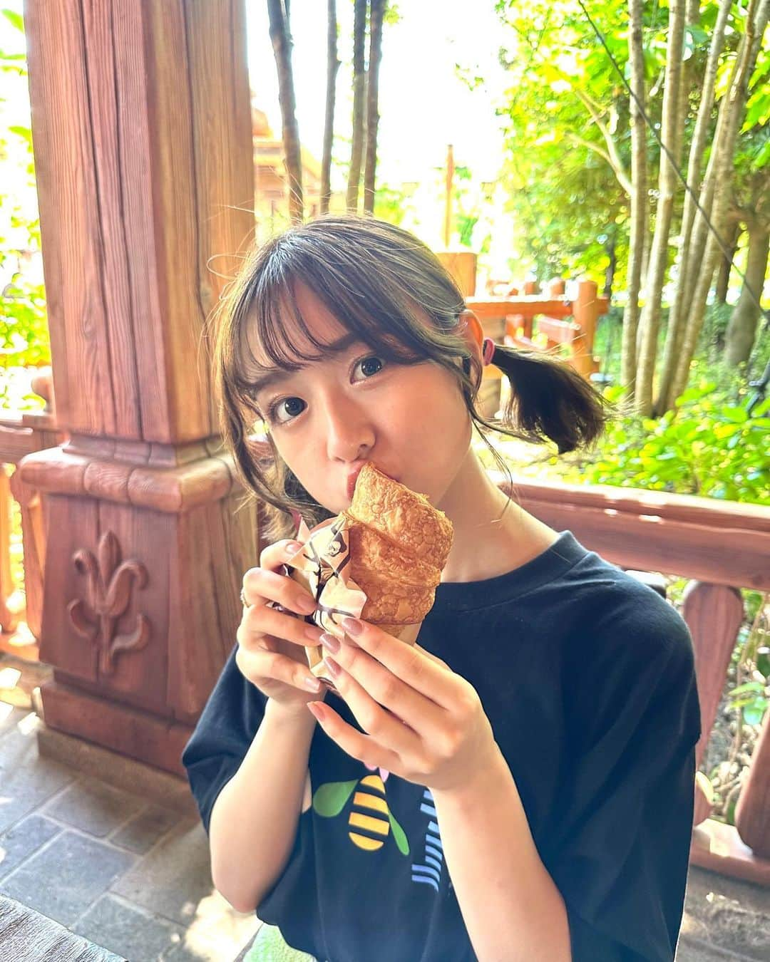 鈴木泉帆のインスタグラム：「これにてディズニー投稿おーしまい！！  ガストンのパン屋さんで食べた骨付きソーセージが入ったクロワッサンが衝撃の美味しさだった🥐」