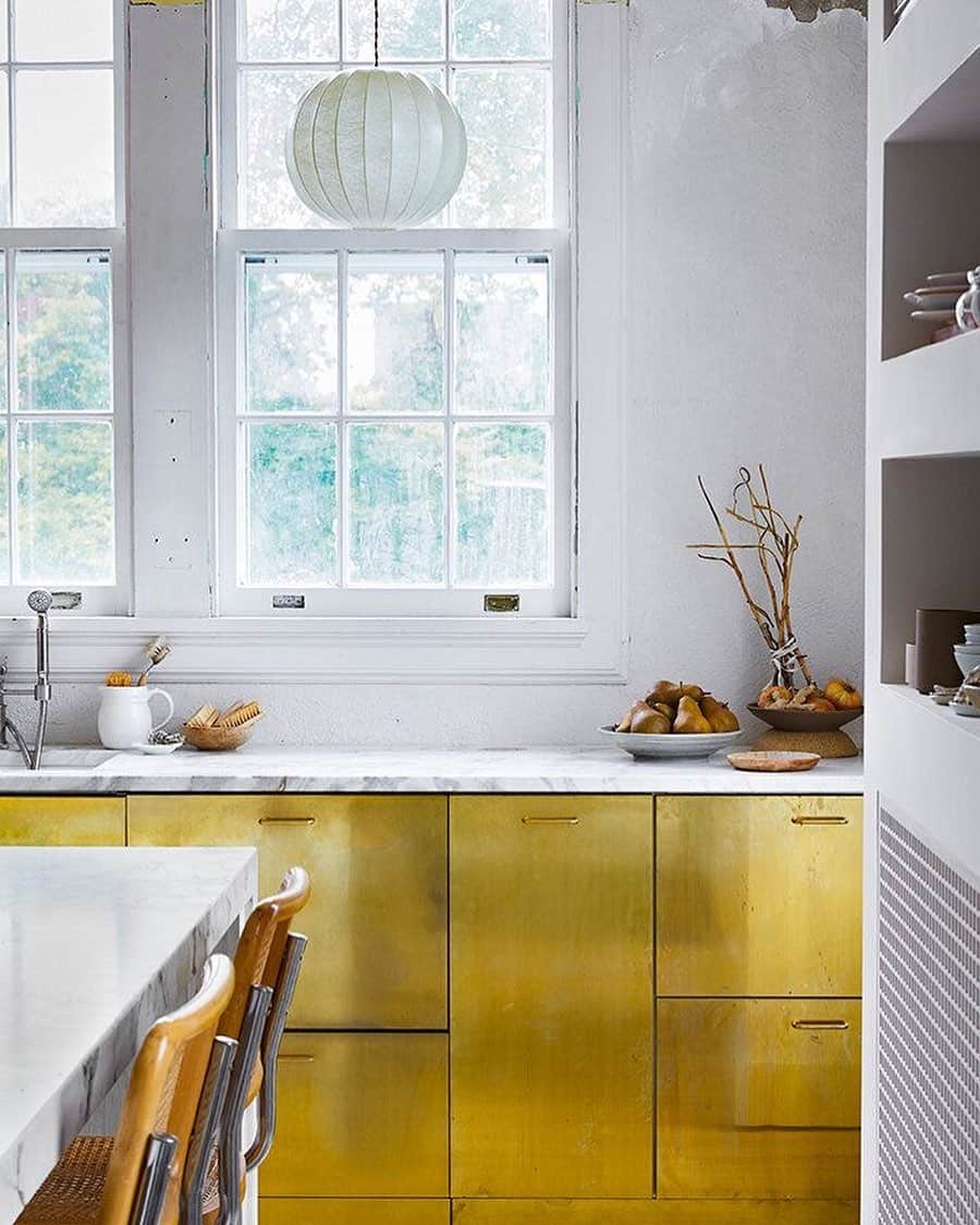 Homepolishのインスタグラム：「Both materials and design stand out in this spirited kitchen by Bodega Ltd. Via @dominomag photo Yoshihiro Makino @yoshihiromakino  @bodega_ltd   #kitchendesign #kitchenideas #interiordesign #designinspo #designcommunity #joinfreddie」