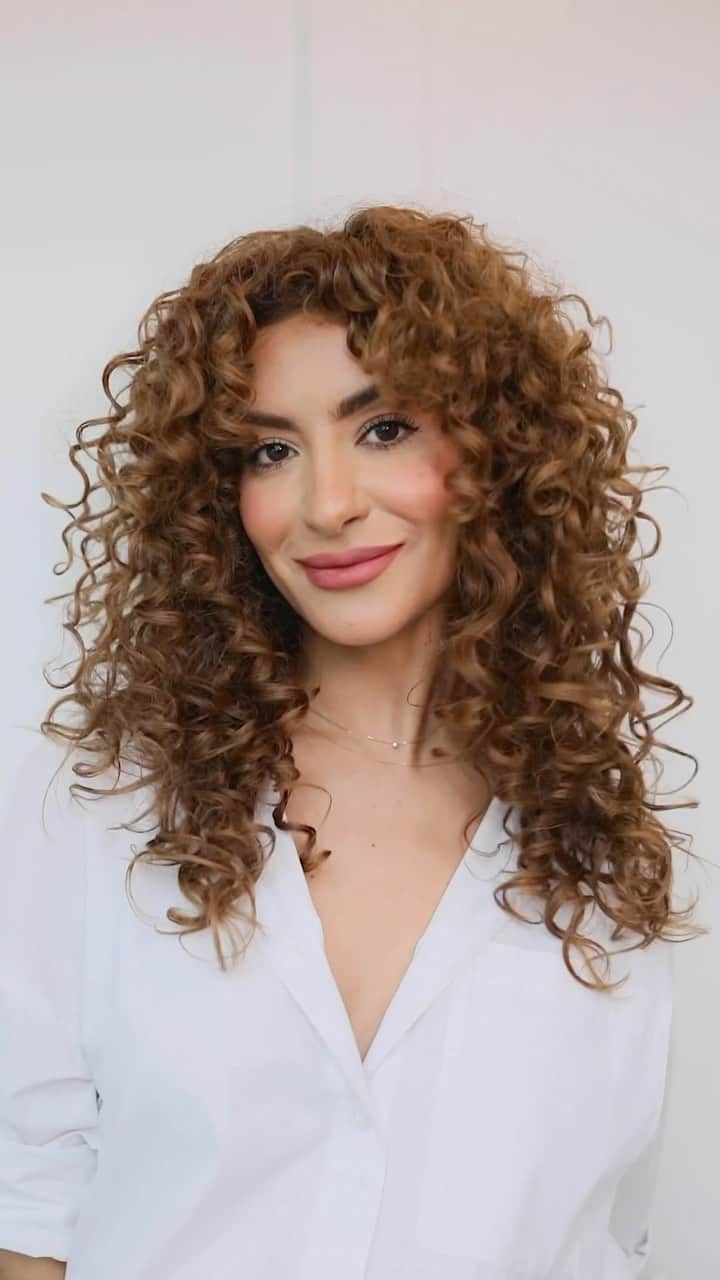 Sarah Angiusのインスタグラム：「How I refresh my next day curls🦁🩵 I love the texturizing volume spray because it’s very light weight and doesn’t weight the curls down, especially the next day when the hair already contains products from the day before. Leaving the curls looking bouncy and fresh🩵 #curlyhairdontcare」