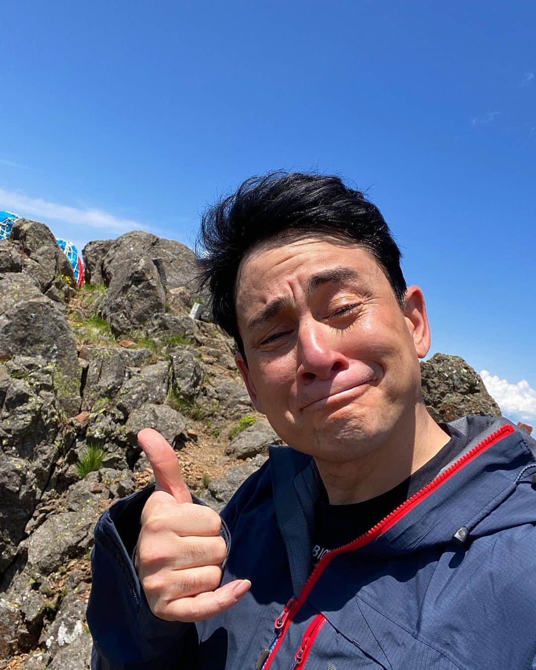 野口健のインスタグラム：「先日、渋御殿湯から天狗岳〜硫黄岳〜横岳〜赤岳〜美濃戸まで縦走してきました。12時間ぐらいの縦走ですが、7月は可能な限り縦走を積み重ねて、より距離を伸ばしたいと思います。今はとにかく歩きこむ事が大切かと。ヒマラヤ前はいつも八ヶ岳縦走トレを淳君と積み重ねてきましたが、しかし、もう淳君、いなくなってしまったので今回は一人旅。寂しいけれど、僕にとっても、ここは踏ん張りどころ。2人分、トレーニングをしないとね。  山トレ以外にもチャリトレもしたいのですが、この暑さ…。夜中に九十九里までチャリで走るのか…いかんせん、寒さには強いんですが、暑さにはめっぽう弱い。僕の体はどうやら寒冷地仕様みたいです。ヒマラヤの氷河も快晴無風だと灼熱地獄になります。あれで一気に体力を奪われます。暑さに強い体をどうやって作っていくのか、これは大きな課題です。来週も週明けから再び八ヶ岳に入る予定です。  #野口健#八ヶ岳」
