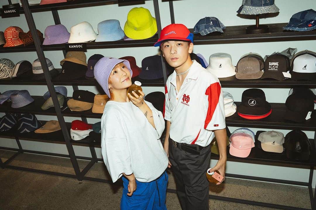 Akoのインスタグラム：「#KANGOL  @kangol_headwear_japan   帽子に囲まれてシアワセ。 #本田姉弟」