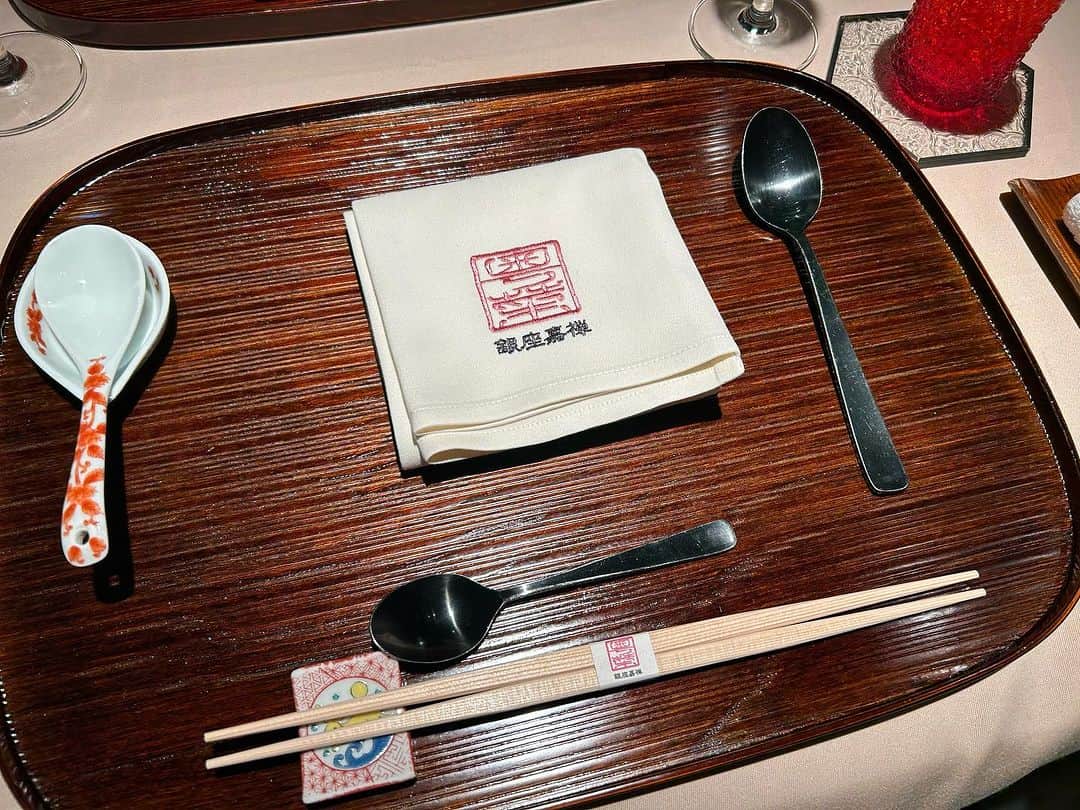 朝桐光さんのインスタグラム写真 - (朝桐光Instagram)「⭐️銀座嘉禅⭐️  厳選した食材を使った簗田シェフおまかせのコースとお料理にあわせたワインペアリングをいただいてきました✨  お店の雰囲気はとっても高級感があって素敵✨  まずはシャンパンで乾杯っ！  最初に出てきたナッツの飴炊きが美味しすぎて美味しすぎて🎶 お店で売ってるとのことだったので買っちゃったよね👍✨  料理が待ち遠しくてワクワク🎶  1品目　 柔らかいつぶ貝とクラゲをサッパリと✨  2品目 雲丹と貝柱の茶碗蒸し✨ タラバカニと内子のソースって美味しいに決まってる❤️ 途中で蟹酢を少し入れて味変✨ 茶碗蒸しって言っていいのか！！ってくらい美味しかった🤤  3品目 ホタテと夏野菜の炒め✨ 春菊のソースにホタテをつけて、、、 美味しいー❤️ 夏野菜もきのこも美味しくて全部が主役🎶  4品目 はい！きましたぁー フカヒレ❤️  最後の動画をみてくださいっ！！  今見返してもよだれが出そう🤤  おっきなフカヒレにトリュフをたっぷりかけてくれるの❤️  トリュフ好きにはたまらない✨  フカヒレだけでも贅沢なのにトリュフのかかったソースと合わさったら美味しすぎて❤️  5品目 廣東式ダック✨ 北京ぢゃないんだって🎶  まずは皮がついたお肉を✨  たっぷりソースにつけて、、、  ジューシーで美味しい❤️  次に巻き巻きした廣東ダックを、、、  皮がパリッと甘いタレとあわさって美味しいーっ❤️  私大好きー❤️🥰❤️  おかわりしたかった、、、笑  6品目 ハタのさっと蒸し✨ サッパリなフィッシュソース お腹いっぱいになってきたのにリセットされた😋  7品目 坦々麺✨ 桜海老が入っててすごいいい香り🎶 細麺にクリーミーなソースがからまって最高❤️ ペロリ😋  最後はデザート  マンゴープリンにカスタード入り饅頭✨  お饅頭の中にアツアツとろーりカスタード✨ 食べたことない感じで美味しい✨ マンゴープリンはマンゴーが沢山のっててサッパリ🎶  ペアリングで出していただいたワインもどれも料理に合って美味しかったよ✨  最高すぎるディナーでした🥰  自分へのご褒美、デート、お友達と、お仕事で、、、 どんなシチュエーションにも使える最高なお店だと思います👍✨  またいこーっと🎶🎶🎶  PR@ginza_kazen  #銀座グルメ #銀座中華料理 #銀座中華 #銀座ワイン #銀座ワインペアリング #ワインペアリング #銀座ディナー」7月6日 21時56分 - akari_asagiri