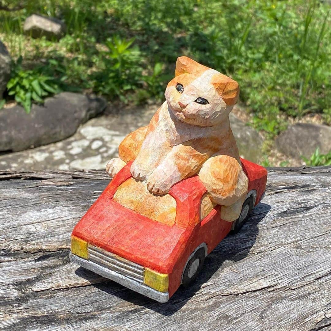 花房さくらさんのインスタグラム写真 - (花房さくらInstagram)「どうだい？この赤い車。  かっこいいだろう？？  これさえあればどこにだって行けるよ！  #猫は時として旅をする  #新車  #cat #sculpture #hanafusasakura」7月6日 21時58分 - sakura_hanafusa