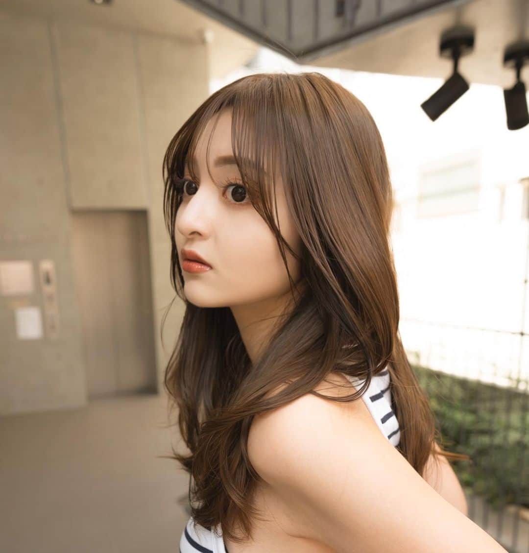 齋藤純也のインスタグラム：「ロングレイヤースタイル✂︎  柔らかい大きな動きのあるヘアスタイルがこだわりです💇‍♀️ 骨格と輪郭と髪質に合わせて誰よりも似合うデザインを提案させていただきます♪  ✴︎PRICE✴︎ カット✂︎7700円 カラー✂︎7700円  カットなしの場合シャンプーブロー料金+2200円 カラーはトリートメントin処方で圧倒的な艶感と手触りをプラスします。 ブリーチor3Dハイライト施術はプラス7700円です。 パーマ✂︎7700円 トリートメント✂︎種類多数によりカウンセリングで決めさせていただきます。5500円〜11000円 縮毛矯正✂︎17600円、前髪のみは6600円 ・ ネット予約が×の所もお電話かDMで時間調整できますので気軽にご連絡ください！ kelly.表参道本店　A1出口より徒歩45秒 東京都渋谷区神宮前5-2-5 JY表参道ビル２Ｆ kelly. ・ ・ ✔️群馬県伊勢崎市で出勤するスケジュールは隔週水曜日です。 群馬店は料金が異なります、お問い合わせください 群馬のご予約はＤＭまたは ホットペッパービューティーで  kelly. by L.O.G 検索✂︎ 在籍日程が少なくて申し訳ありません。 薬剤は最新のものを揃えました 群馬県伊勢崎市宮前町146-1」