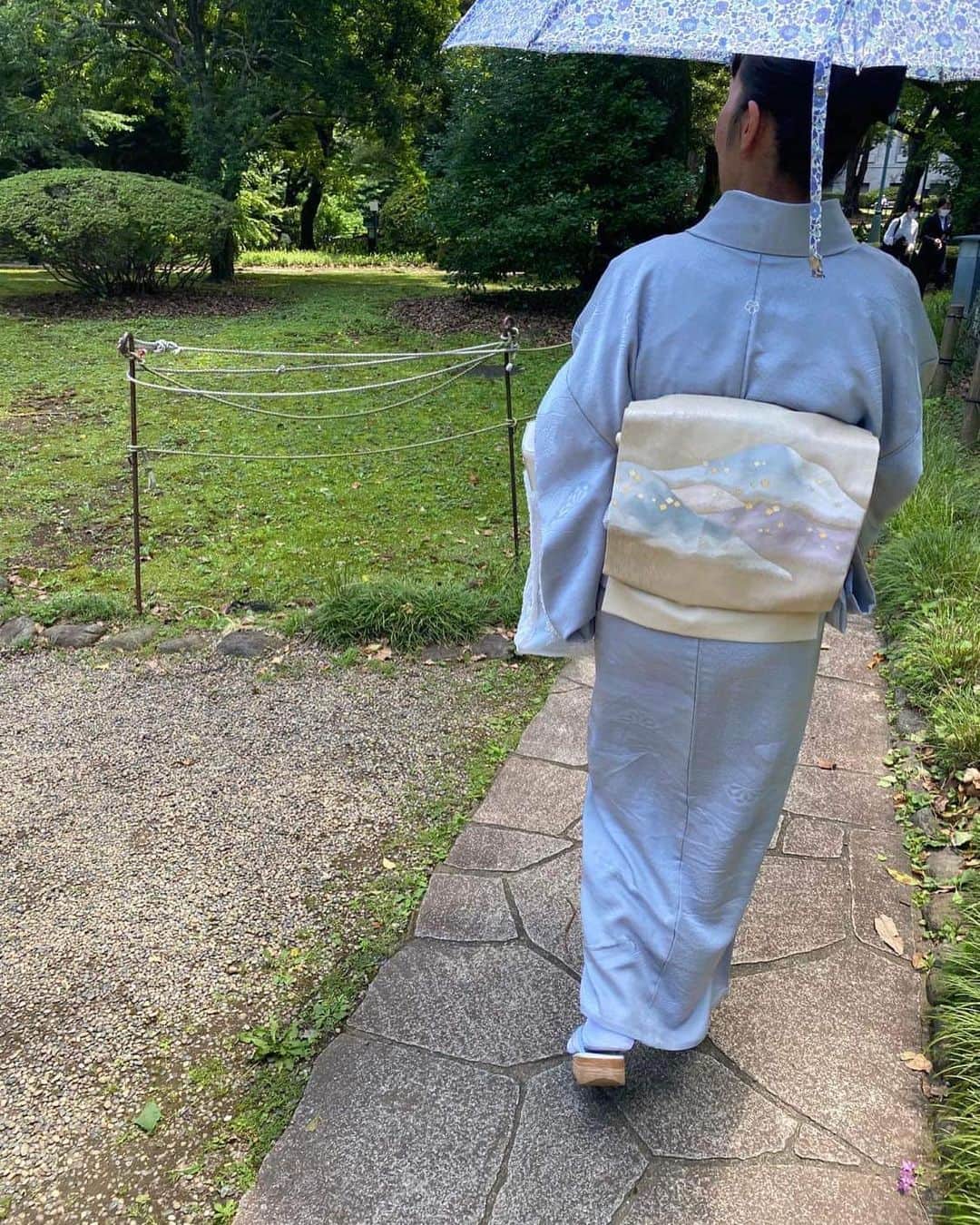 福田淳子さんのインスタグラム写真 - (福田淳子Instagram)「先月、友人の桃風さんのお誘いで、お茶の水女子大学表千家茶道部が主催する水無月茶会へ行って参りました。場所は上野の東京国立博物館の北側庭園。ここには５つのお茶室があって、お庭を散歩するだけでもすてきな気分になれます。お天気にも恵まれ、緑がさわさわで、木々もお花も美しくとても優雅な時間を過ごしました。 ⁡ お茶室ごとに主催が変わり、現役の茶道部生が切り盛りする様子はその初々しさがキラキラで眩しかったです。お抹茶の味もそれぞれ違って、あわせるお茶菓子も様々でした。お茶会は一期一会。初夏のすばらしい時間でした。 ⁡ この日のお着物は単衣の色無地に遠方連山の名古屋帯で。お着物の方がたくさんいらして、目にも見目麗しい時間でした。  #水無月茶会  #お茶会 #お茶会コーデ #色無地 #着物 #着物コーディネート」7月6日 22時12分 - junjunfukuda