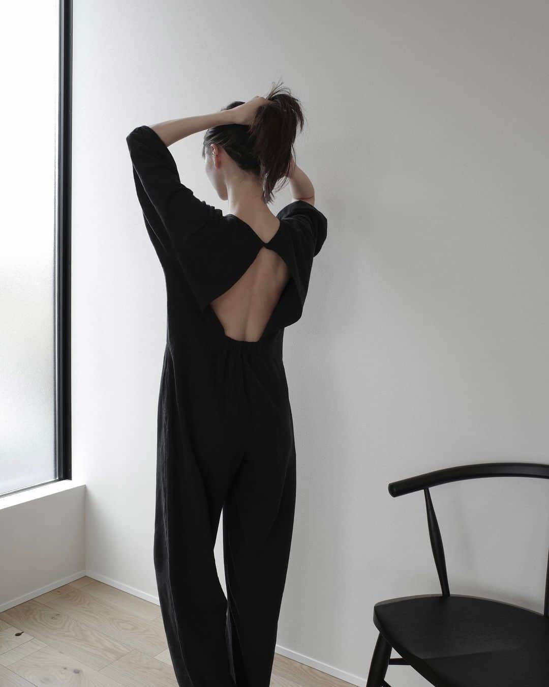 石元歩唯のインスタグラム：「ワンマイルウェアのpuff sleeve jump suit ♡  大きく開いたバックスタイルと、胸元のカッティングがポイントのジャンプスーツ。  立体的なパフスリーブとゆったりしたシルエットでリラックス感のある1着です🖤  カップ付き・両ポケット付き。black, brownの2色展開。私の身長158cmで余る着丈なので高身長の方にもおすすめです◎  ONE MILE WEAR collection は 7/17 mon. 23:59 までの受注販売となります🪡  @amel_official__」