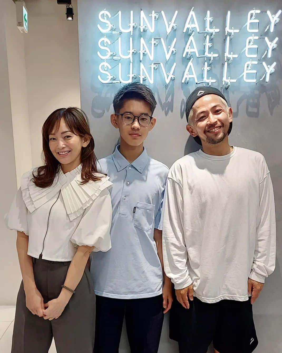 佐藤純さんのインスタグラム写真 - (佐藤純Instagram)「息子と一緒にSUNVALLEY へ✂️  @_sunvalley_  平羅が『僕、しぶけんに切ってもらいたーい😍』と💕  @shibuken_sunvalley  懐かしい写真がでてきた‼️  あんなに小さかった息子❤  あー😍可愛い❤️  いつの間にか、しぶけんの身長を抜いた😁  『やっぱり、しぶけんのカットは最高だ～🙌💕』by 平羅  しぶけん、ありがとー😉👍️  めっちゃ喜んでたよ😊  #sunvalley #サンバレー #渋谷謙太郎 さん #表参道 #美容室 #ヘアカット #セミロング #トリートメント #しぶけんいつもありがとう #ママ #ママモデル #モデル #mama #mamamodel #model」7月6日 22時10分 - junsatoidea