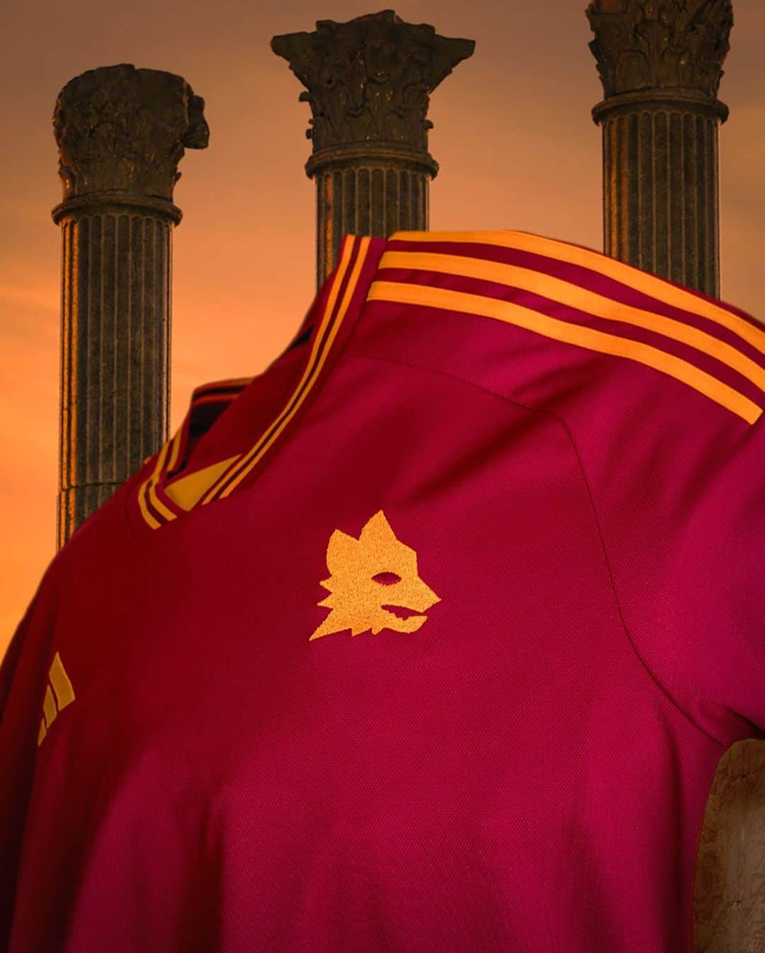 ASローマさんのインスタグラム写真 - (ASローマInstagram)「🐺 🔥 Rate our new home kit out of 10! 👇  #ASRoma #adidasfootball @adidasita」7月6日 22時11分 - officialasroma