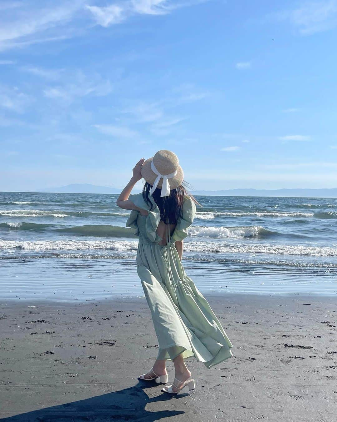 小沼瑞季さんのインスタグラム写真 - (小沼瑞季Instagram)「もーみと海ピクニックへ🏖️🧺 ⁡ @picnic_mimiが期間限定で 江ノ島にOPENします🍉🌻 ここに写ってるものほぼ全てレンタル🫶🏻 手ぶらで海ピクニックができて楽ちんで最高💭 ⁡ ⁡ 7/15にグランドオープンするので 気になる方はぜひ行ってみてください♥️ ⁡ ⁡ ワンピースは @labelleetude_official のもの🌿 胸元のギャザーやボリューム袖、背中の肌見せ、どれもめちゃくちゃ可愛くてお気に入り🥰  one-piece #labelleetude  bag #celine sandal #snidel hat @chapeaud_o  ⁡ ⁡ 【海の家 ハーバーテラス江ノ島】 📍神奈川県藤沢市片瀬海岸2-20-39 🚃片瀬江ノ島駅から徒歩5分 🏖️江ノ島西海岸から徒歩30秒 ⁡ #ピクニックレンタルmimi #海ピクニック #おしゃピク #ピクニックレンタル #鎌倉観光 #江ノ島観光 #江ノ島 #江ノ島カフェ #ハーバーテラス #秘密な焼き芋 #海の家 #みいきのカフェめぐり☕️🍰  ⁡」7月6日 22時11分 - mizukikonuma