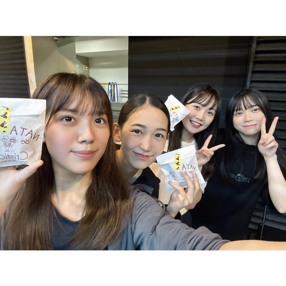 miyuさんのインスタグラム写真 - (miyuInstagram)「今日のお稽古では #日向坂46 の #森本茉莉 ちゃんと #山口陽世 ちゃんからエッグタルトの差し入れが〜♡  休憩時間にまりぃちゃんになりきるゲームが始まって…さすが特技も好きな食べ物も全部知ってるはるちゃん(^ ^)  本番まで1週間を切っています😳😳 明日もがんばります！！ #舞台幕が上がる」7月6日 22時21分 - miyuu__nakano