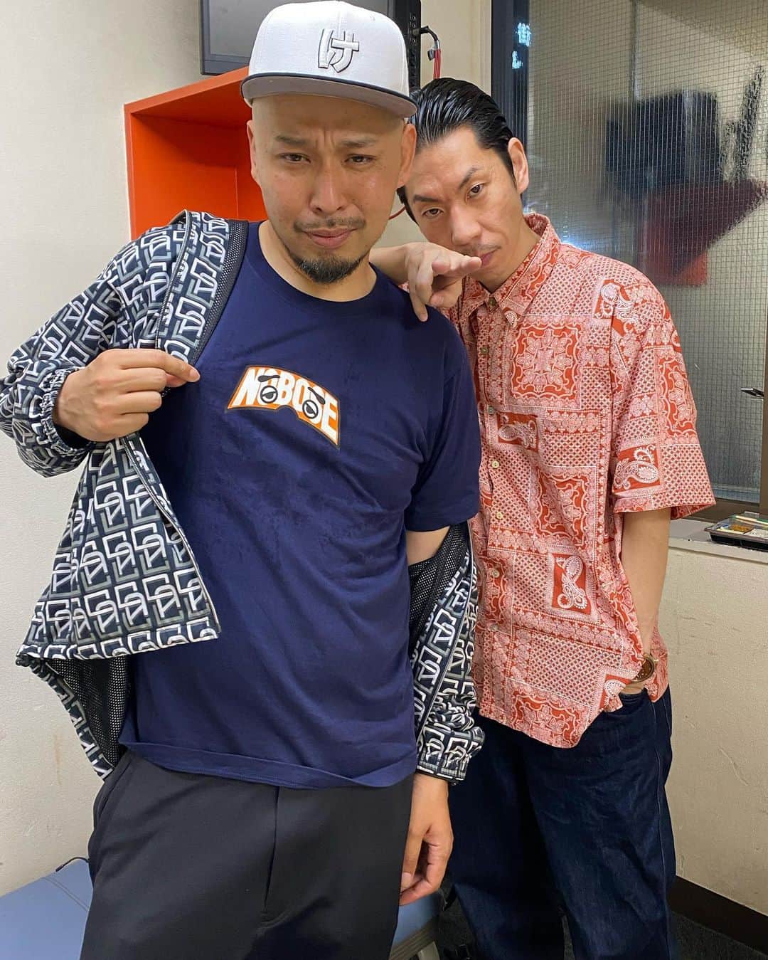 のインスタグラム：「呂布カルマの叔父貴と🔥 WGPと言うポーカーのイベントでSP LIVE🎙️  MCバトルの大会やNEWS RAP JAPANなどでご一緒経験はありましたが、今回はLIVE ACTでの共演😎🎤   ポーカーの会場でラップLIVEは史上初らしく🃏 でも皆様のノリ最高でした🔥🔥  カル兄、今度も何卒宜しくお願いします🔥  #こりゃめでてーな #mckj #呂布カルマ #HIPHOP #ラップ #WGP #ポーカー #出会いはNEWSRAPJAPAN #福岡で仲良しに #NOBOSEのお陰 #俺も戦うと決めた #ヒェ」