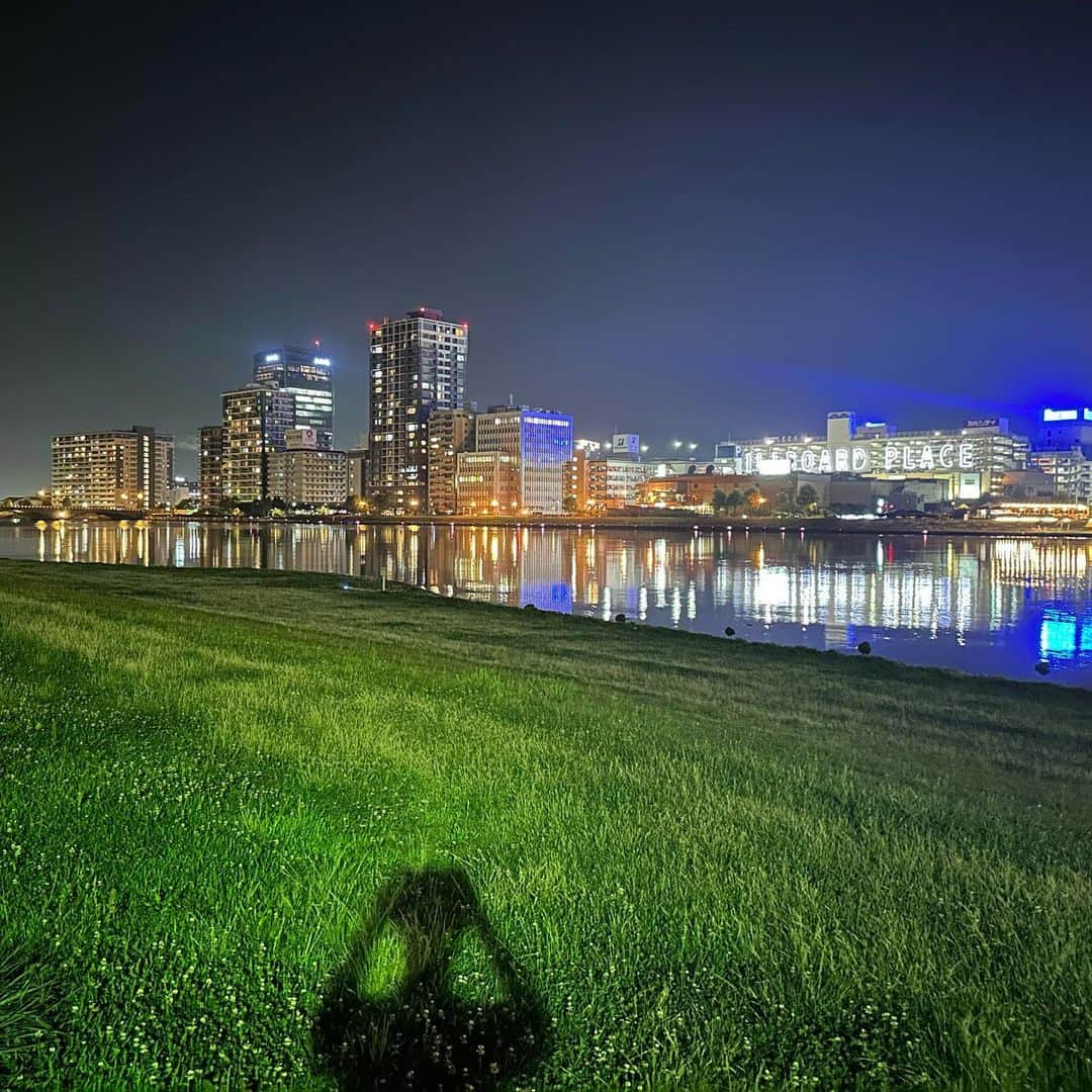 大西遥香のインスタグラム：「. 運動不足解消！ まずはジョギングから🏃‍♀️  夜景に見惚れていたらあっという間でした  #ジョギング #運動不足解消 #続きますように #新潟市 #信濃川 #やすらぎ堤  #jogging #niigata #niigatacity」