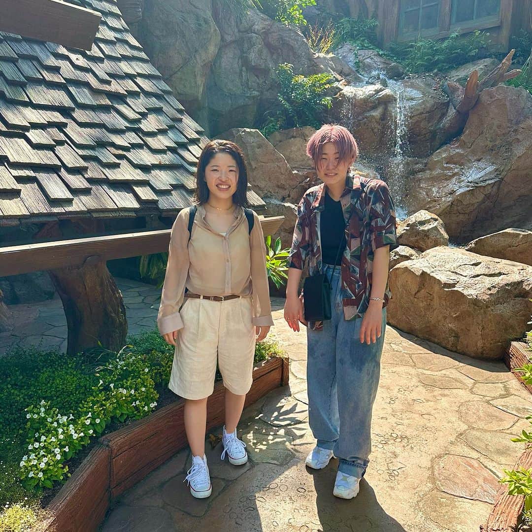 佐藤つば冴のインスタグラム：「すぷらっしゅがスプラッシュすぎた☺︎ . 2回も先頭でおおはしゃぎ 夏だねえ〜〜〜🍉 . . #disney  #splashmountain  #びしょ濡れmax」