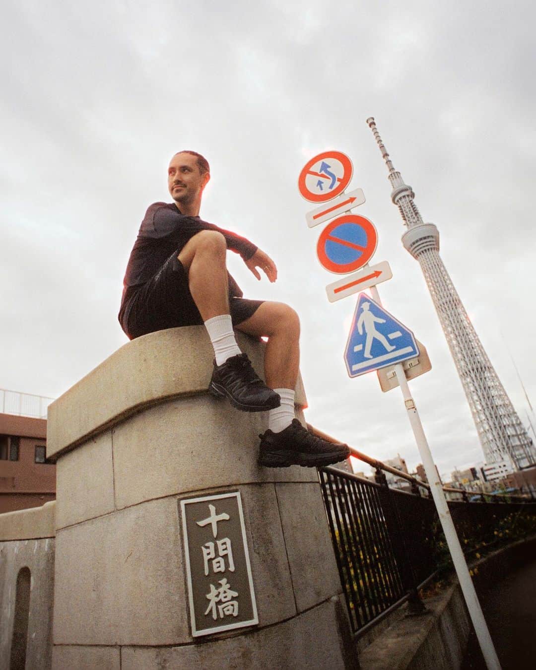 岳のインスタグラム：「moments in + around Tokyo🗼✨ captured by my good friend @pangea for @salomon 💫」