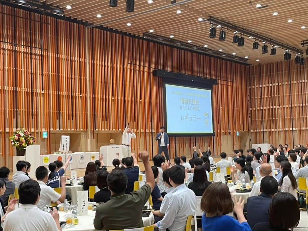 松本康太さんのインスタグラム写真 - (松本康太Instagram)「『静岡県社会福祉協議会』  今日は沼津で社会福祉協議会情報交換会に呼んでいただき、漫才&社協あるある&介護レクリエーションの話などをさせていただきました(*^O^*)　  円卓で食事が出てるにも関わらず僕達が登場すると、食事を中断してイスを前に向けてネタや話を聞いてくださってありがたかったですm(__)m　  福祉に携わってるみなさんと接する時に毎回思うのは、相手を思いやる気持ちが凄い人達がとても集まってるように感じます！ 今日もとても勉強させていただきました！  #社会福祉協議会#静岡#沼津#吉本興業#レギュラー#あるある探検隊#沼津プラサヴェルデ#介護#介護レクリエーション#福祉#情報交換会」7月6日 22時29分 - aruarutankentai.matsumoto