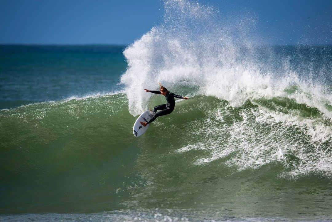 ステファニー・ギルモアさんのインスタグラム写真 - (ステファニー・ギルモアInstagram)「Some stops on tour really do feel just like a surf trip! So Happy to be back here in Jbay straight into great waves😍 🇿🇦 @haydengarfield_」7月6日 22時29分 - stephaniegilmore