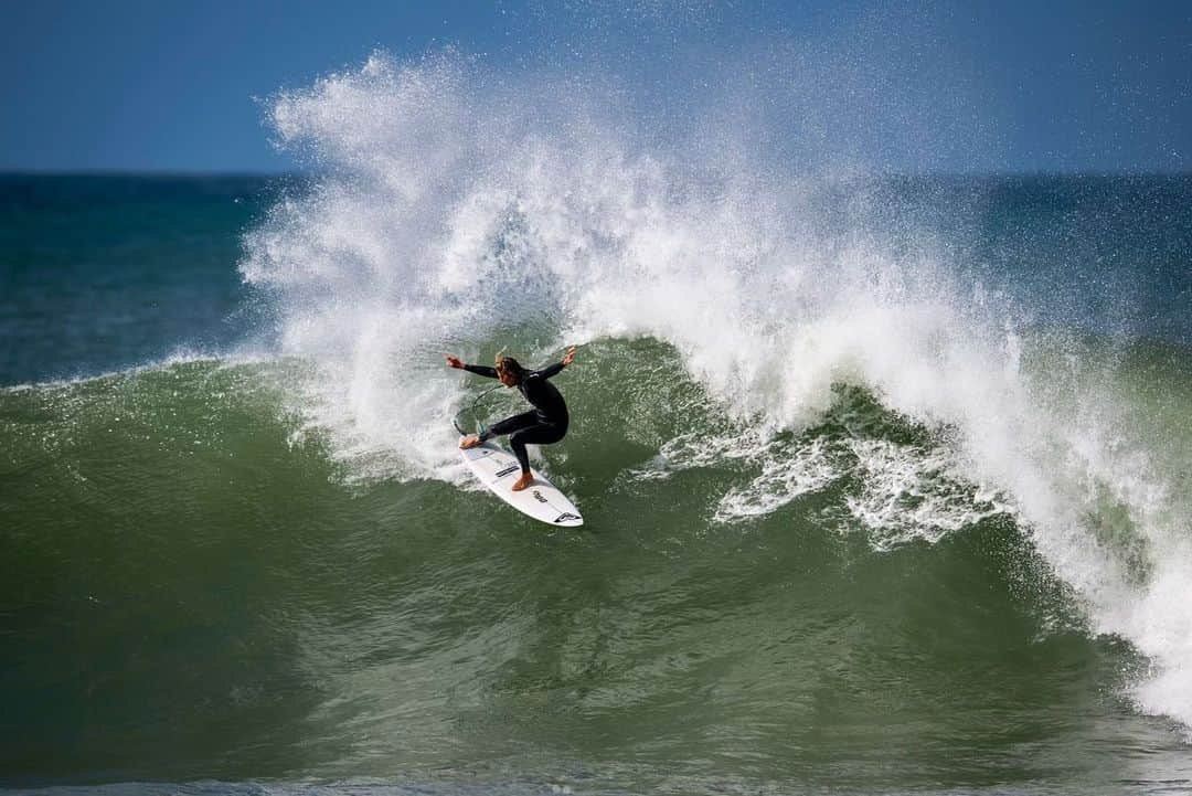 ステファニー・ギルモアさんのインスタグラム写真 - (ステファニー・ギルモアInstagram)「Some stops on tour really do feel just like a surf trip! So Happy to be back here in Jbay straight into great waves😍 🇿🇦 @haydengarfield_」7月6日 22時29分 - stephaniegilmore