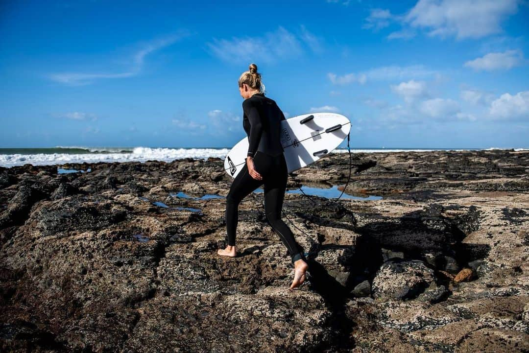 ステファニー・ギルモアのインスタグラム：「Some stops on tour really do feel just like a surf trip! So Happy to be back here in Jbay straight into great waves😍 🇿🇦 @haydengarfield_」