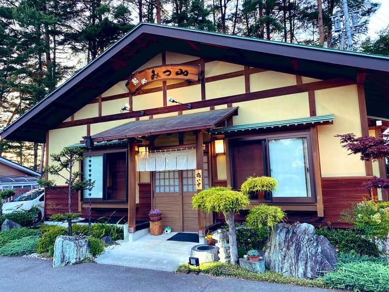 野口健のインスタグラム：「八ヶ岳縦走から戻りその夜は八ヶ岳山麓（茅野市）にありますお寿司屋のみつ山さんへ！！！僕にとって八ヶ岳、渋御殿湯、みつ山、この三点セットが最高の幸せ(^^) みつ山さんのお寿司はもうかれこれ20年近く通っていますが、毎回が感動の連続！！！　ヒマラヤ前にもう一回、行きたいな…  #野口健#みつ山#八ヶ岳」