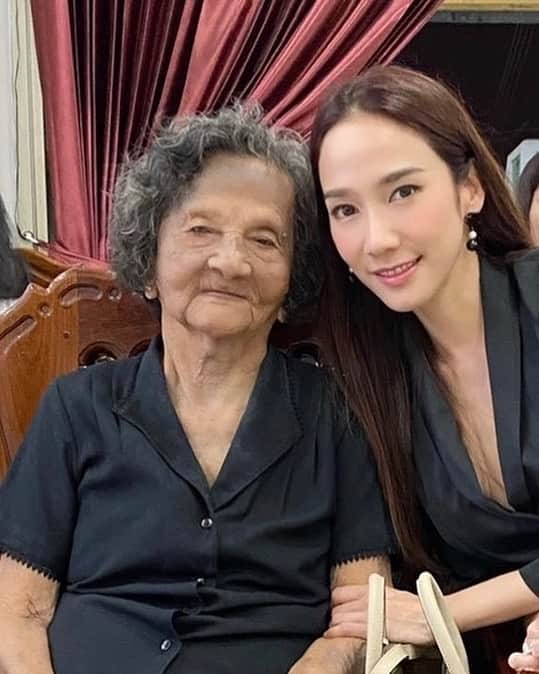アム・パチャラパーのインスタグラム：「กราบลานะคะคุณยาย🙏🏻🤍🩶วันเสาร์นี้กำลังจะไปหาเลย  ไม่ทันได้เจอ รักนะคะ เจอคุณตาแล้วใช่ไหม #คุณยายอายุ 98ปี 6เดือน 4วัน เป็นคุณยายที่ใจดีที่สุด🤍」