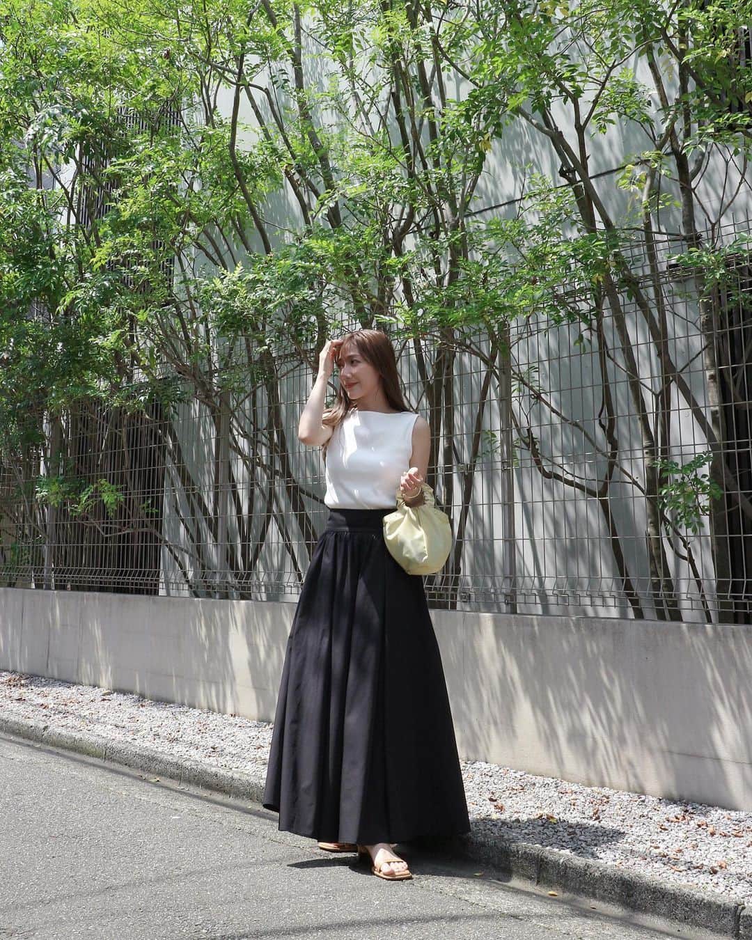小川陽香のインスタグラム：「🌼🤍🖤 ㅤㅤㅤ この前のコーデ🩰 スカートめっちゃ形きれいでお気に入り♡ ㅤ Tops @uniqlo_jp  Skirt @cizatto  bag @meer._official  ㅤ  イエベ春のモノトーンコーデです𖠌 メイクか小物でカラーをちょっと足す感じが好ㅤき✌🏻ㅤ ㅤ ㅤ #イエベ春 #イエベ春コーデ #骨格ウェーブ #155cm」
