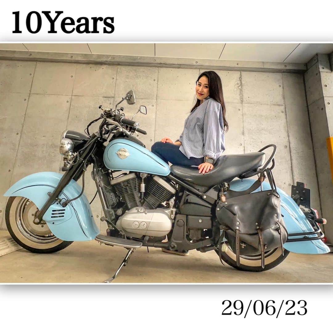 宇田恵菜さんのインスタグラム写真 - (宇田恵菜Instagram)「We’ve been together for 10years♡yeahhhhhhhhhhhhhhhhh イザベラが相棒になって10年。ついに！ついに!10年です😭😭😭💓もう10年!まだ10年！  いやー驚き。いつの間に10年経ったんだ！というぐらい彼女の輝きは変わりません。 どちらかというと、イザベラと旅する時間て、自分との対話とか、ただぼーっとして風を感じたいとか、運転したい。てことで、宇田恵菜でもなくただの人間。としてバイクに乗るから、道の駅とかSAで話しかけられると、ぼーっとしすぎてたり、1人時間楽しみたいなーなんて思う時あるんやけど  それを、ねーねに言ったら 💋いやいや、喋りかけて下さい。て言ってるバイクじゃん。  と言われ、た、たしかにとなりました。どこ行っても目立つ。笑 目立ってるから選んだわけじゃないのに笑。  10年経っても最高!と思えるバイクに出会えたのは、本当幸せなことだなーと思う。 まだまだ、20.30年と共に時間を過ごしていきたい。  彼女のおかげで私は私らしくいられるし、息もできる。 これからも大切に私達のペースで楽しんでいこうね🥰  愛を込めて。 ------------------------- #motorbike #motorcycle #drifter #vulcan #mybike #ridding #womanrider #vulcandrifter #kawasaki #rider #バイク #バルカン #ドリフター #イザベラ #女性ライダー #バイカー #マイバイク  #kawasakivulcan #kawasakigirl #バルカンドリフター  #えなイズム #ソロツーリング #恵菜バイク #バイク女子 #カワサキ女子 #バイク好き #バイク納車　#宇田恵菜」7月6日 22時38分 - ena2727