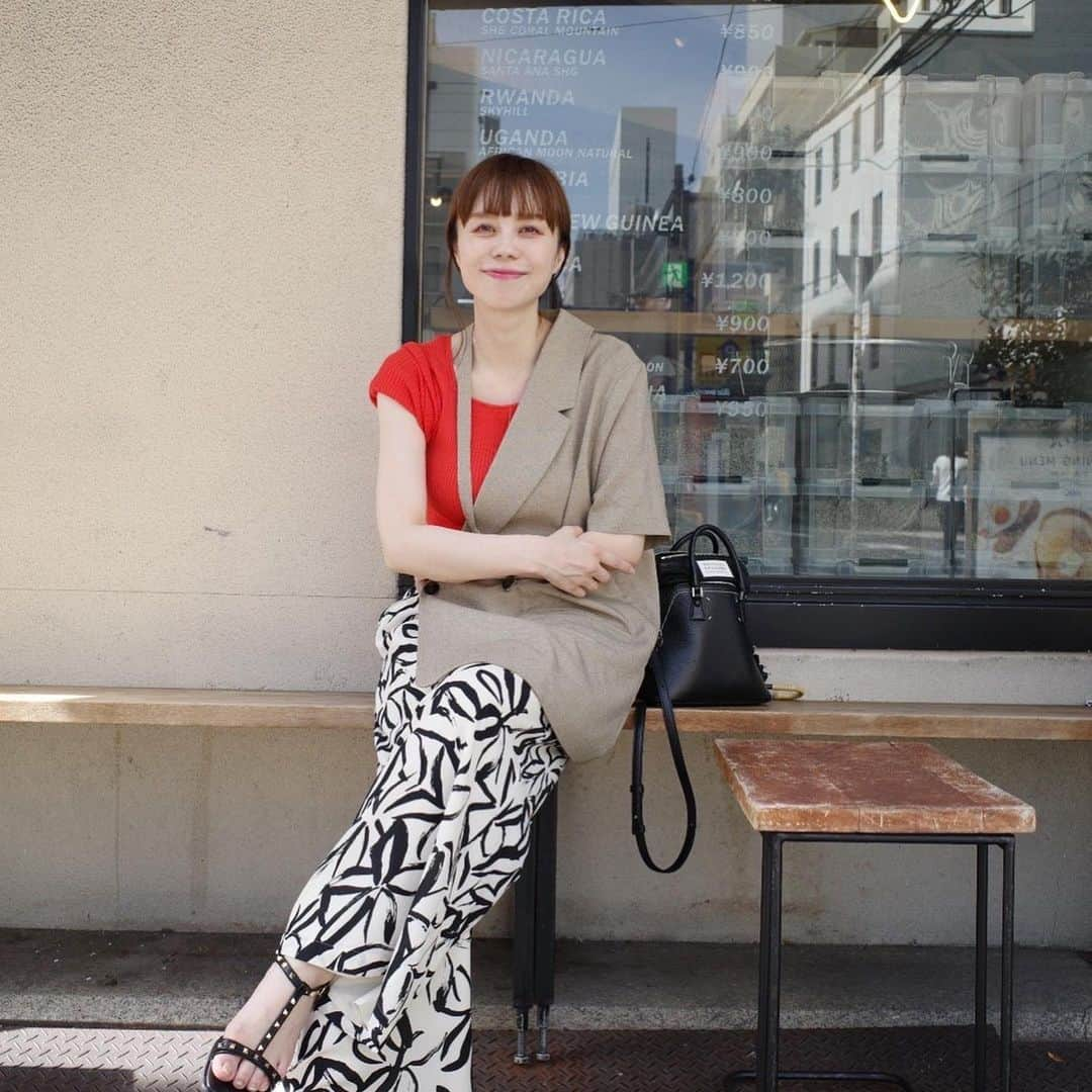 澤辺美香のインスタグラム：「半分ジャケット♡  大好きな夏がきたー☀️  #maisonmargiela #大人カジュアル」